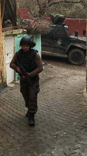 Aslen Konya Dedem'li olan, Hamburg'da doğup Alanya'da büyüyen Özel Harekatçı Coşkun Nazilli şehit oldu ve ardında bir çok güzel anı bıraktı.


Nusaybin'de çatışmalar sırasında, patlama anında ağır yaralanan ve kaldırıldığı hastanede şehit olan Özel Harekatçı Coşkun Nazilli, Nusaybin'e dilekçe vererek gönüllü olarak gitmişti. Bugün sabah saatlerinde şehit haberini alan Alanya Kadıpaşa Mahallesi'nde yaşayan aile fertler duyduklarına inanamadılar ve fenalık geçirdiler. 

Liseyi Alanya Lisesi'nde okuyan Coşkun Nazilli, o yıllarda bol kahkaha atan, neşeli biri olarak biliniyordu. Arkadaşlarının o yıllarda dediğine göre; aktif olarak spor ile ilgilenen ve sigara, alkol bağımlılığı asla olmayan bir kişiydi.

Coşkun Nazilli'nin 1 küçük bir oğlu ve kızı vardı.  Göktürk Nazilli ve Gökçe Nazilli... Babalarına son mektubunda 'seni çok seviyoruz baba, seni çok özledik' oldu.

Alanya'ya Şehit Abdullah Ümit Sercan'ı elleriyle getirmişti. Üzüntüsünün tarifi yoktu.

Ve Coşkun Nazilli, 1991 yılında Alanya'nın ilk triatleti olarak Avrupalı sporculara kök söktürmüştü.