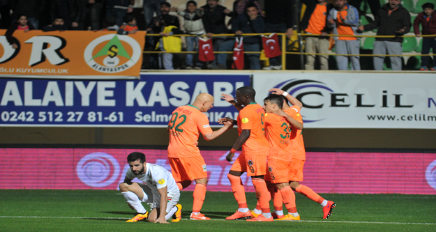 Alanyaspor, Karşıyaka karşısında 2-0'lık skor avantajını koruyamadı, Adana Demirspor maçında olduğu gibi yine son dakika yediği golle hem 2 puandan hemde liderlikten oldu. 

PTT 1. Lig'in 24. haftasında oynanan karşılaşmada Multigroup Alanyaspor sahasında Karşıyaka ile 2-2 berabere kaldı. 

STAT: Alanya Oba Stadı

HAKEMLER: Süleyman Abay, Gökmen Olgaç, Candaş Elbil

MULTİGROUP ALANYASPOR: Haydar- Yasin, Ahmet, Sezer, Kerem Can, Timuçin, Emre, Tayfur (Dk.78 Perovic), Barış (Dk.55 Caner), Sinan (Dk.84 Efecan), Ayite

KARŞIYAKA: Behram- Zeki, Tayfun (Dk.60 Şahin), Ömer Can, Tisdell, Can (Dk.68 Mahmut), Youssef, Efe Halil, Mustafa, Berkay Can, İbrahim (Dk.46 Gökhan)

GOLLER: Dk.1 Sinan, Dk.45 Timuçin (MultigroupAlanyaspor), Dk.51 Youssef, Dk.89 Gökhan (Karşıyaka)

KIRMIZI KART: Dk.90 Ayite (MultigroupAlanyaspor)

SARI KARTLAR: Sinan, Barış, Emre (MultigroupAlanyaspor), Can, Youssef, Ömer Can, Behram (Karşıyaka)

Karşılaşmanın 20. saniyesinde turuncu yeşilliler faul atışını çabuk kullandı. Tayfur’un pasında Sinan kaleciyi çalımlayarak topu ağlarla buluşturdu: 1-0. 18. dakikada Kerem Can’ın ortasında Tayfur kafa vurdu, top auta çıktı. 20. dakikada Zeki’nin ortaladığı topta Tisdell’in kafa vuruşu az farkla auta gitti. 21. dakikada Tisdell’in uzaktan sert şutunu Haydar son anda kornere çeldi. 30. dakikada Kerem Can’ın ortasında savunmadan dönen topa bu oyuncu ayağının dışıyla sert vurdu top direğin üstünden auta gitti. 35. dakikada Yasin sağ kanattan ceza alanına sokuldu. Bu oyuncunun içeriye sert çevirdiği topu Tayfur güçlükle kontrol etti ancak tehlikeyi savunma uzaklaştırdı. 37. dakikada Ayite, Tayfur’dan aldığı pasla uzaktan sert vurdu ancak top az farkla auta çıktı. 41. dakikada topu rakibinden kurtaran Barış geriden gelen Tayfur’un önüne bıraktı. Bu oyuncunun şutunu kaleci güçlükle kornere çeldi. 45. dakikada gelişen ani atakta Kerem Can’ın soldan ortasına Ayite kayarak vurdu, direkten dönen topu Timuçin ağlarla buluşturdu: 2-0. Karşılaşmanın ilk yarısı 2-0 turuncu yeşilli takımın üstünlüğüyle tamamlandı. 

50. dakikada Emre'nin pasında savunmanın arasında topu kontrol eden Sinan dönerek kaleyi vurdu kaleci Behram gole izin vermedi. 51. dakikada Youssef uzaktan vurdu, yerden giden top köşeden filelere gitti: 2-1. 63. dakikada Emre topu rakibinden kurtararak Ayite'ye verdi. Ceza alanına giren Ayite açısını kaybetti ancak sağ çaprazdan kaleye vurdu. Top yan ağlarda kaldı. 83. Dakikada Youssef’in ortasında Gökhan’ın kafa vuruşu üstten auta gitti. 88. Dakikada Efecan’ın pasında savunmanın arasında topla buluşan Perovic bekletmeden kaleye vurdu ancak top az farkla yandan auta gitti. 89. dakikada turuncu yeşilli savunma topu ceza yayında kaptırdı. Solda boşta kalan Gökhan sert bir vuruşla topu Haydar’ın solundan filelere gönderdi: 2-2. 90. Dakikada rakibine faul yapan Ayite kırmızı kartla oyundan atıldı. 90+5. dakikada Efecan rakibinden sıyrılarak topu Emre’ye aktardı. Bu oyuncu uydun durumda kaleye vurmak yerine pas vermeyi tercih edince top auta gitti. Karşılaşma 2-2 berabere sona erdi. 

İşte PTT 1.Lig Puan Durumu

1.ADANASPOR A.Ş.		41
2.MULTIGROUP ALANYASPOR		40
3.KARDEMİR KARABÜKSPOR		40
4.ADANA DEMİRSPOR		39
5.GİRESUNSPOR		        36
6.VARTAŞ ELAZIĞSPOR		36
7.BALIKESİRSPOR           	33
8.GÖZTEPE A.Ş.		        33
9.GAZİANTEP B.Ş. BLD.SPOR	32
10.ALTINORDU A.Ş.		32
11.BOLUSPOR	        	32
12.SAMSUNSPOR           	31
13.ALİMA YENİ MALATYASPOR	28
14.ŞANLIURFASPOR		25
15.1461 TRABZON		        23
16.KAYSERİ ERCİYESSPOR		21
17.DENİZLİSPOR          	21
18.KARŞIYAKA	        	19

Ceza Puanı Alan Takımlar

Takım Adı	Ceza Puanı

SAMSUNSPOR	3
DENİZLİSPOR	3