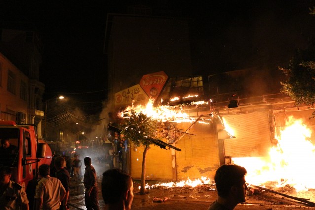 Ekipler yangının tam olarak çıkış sebebini araştırıyor