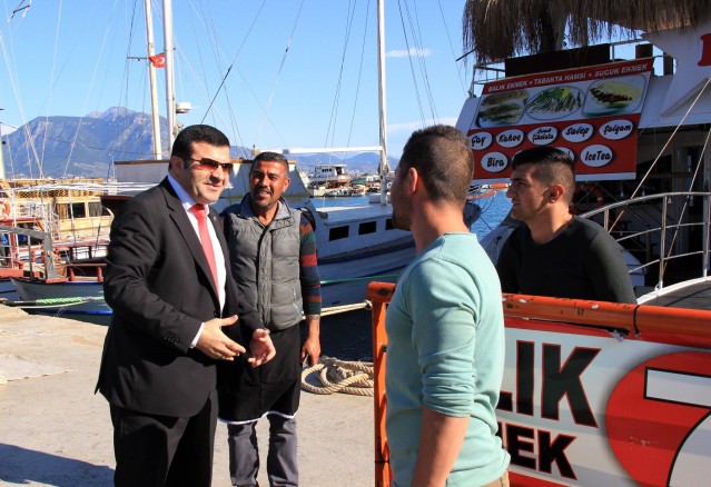 Alanya Kaymakamı Dr. Hasan Tanrıseven, yeni turizm sezonu öncesinde sahil şeridini ve rıhtımı gezerek incelemelerde bulundu. Rıhtımda tur teknelerinin sahipleri ve vatandaşlarla sohbet eden Kaymakam Tanrıseven, “Yeni turizm sezonunda umutsuzluğa yer yok” dedi.

Ayrıca Alanya Kaymakamı Dr. Hasan Tanrıseven, rıhtımda vatandaşlarla yaptığı sohbetin arkasından yeni turizm sezonu öncesi Sahil Güvenlik Bot Komutanlığı, Liman Başkanlığı ve Gümrük Müdürlüğü'nü ziyaret ederek, yeni turizm sezonu için yapılan çalışmaları yerinde inceleme yaparak denetlemelerde bulundu.

DEVLETE VE MİLLETE GÜVENİMİZ TAM

Alanya Kaymakamı Dr. Hasan Tanrıseven, rıhtımdaki tur teknelerinin sahiplerini ve esnaflarını ziyareti esnasında, yeni turizm sezonuna hazır olup olmadıklarını sordu.
 
Karşılarında Kaymakam Tanrıseven'i gören esnaf şaşkınlarını gizleyemeyerek, ziyaretten dolayı memnuniyetlerini dile getirdiler. Yeni turizm sezonuna hazırlık yaptıklarını belirten esnaflar, ''Devletimize ve milletimize güvencimiz tam. Devletimizin ve sizlerin destekleri ile yeni turizm sezonunun iyi geçeceğini ümit ediyoruz. Hükümetimizin açıklamış olduğu destek paketinden umutluyuz. Yapmış olduğunuz ziyaret bizlere motive etti'' dediler. 

Alanya Kaymakamı Dr. Hasan Tanrıseven, ''Hükümetimiz turizm eylem planını açıkladı. Yeni turizm sezonu inşallah iyi geçecek. El birliği ile çalışacağız.'' dedi.

ALANYA SAHİLLERİNİN GÜVENLİĞİ İÇİN GEREKLİ BÜTÜN ÇALIŞMALAR YAPILIYOR

Alanya Kaymakamı Dr. Hasan Tanrıseven, yaptığı ziyaretlerin ilk durağı olan Alanya Sahil Güvenlik Bot Komutanlığında Yüzbaşı Gökhan Sayar tarafından karşılandı.

Alanya Kaymakamı Dr. Hasan Tanrıseven, Sahil Güvenlik Grup Komutanlığına ait deniz araçların ve Sahil Güvenlik Gemisinde incelemelerde bulundu. Kaymakam Tanrıseven, Sahil Güvenlik Devriye Botu ile Alanya sahillerini Yüzbaşı Gökhan Sayar ile gezdi.

Yüzbaşı Sayar, yıl boyunca yapmış oldukları faaliyetler hakkında Alanya Kaymakamı Dr. Hasan Tanrıseven'e bilgi vererek, yeni turizm sezonuna hazır olduklarını ve Sahil Güvenlik Komutanlığı olarak denizlerin korunması ve oluşabilecek her türlü olumsuzluklara karşı görev yaptıklarını belirtti. Alanya deniz sınırları içerisinde yasa dışı su ürünleri avcılığı, deniz turizmi denetimi, deniz kirliliği ile mücadele, arama kurtarma ve düzensiz göçün önlenmesi için planlı bir çalışma yürüteceklerini belirten Yüzbaşı Sayar, Alanya sahillerinin güvenliği için gerekli tüm tedbirlerin alındığını aksaklıklara meydan verilmeyeceğini söyledi.

KAYMAKAM TANRISEVEN ''ALANYA BİR HUZUR VE GÜVEN KENTİDİR''

Alanya Kaymakamı Dr. Hasan Tanrıseven, ''Huzur ve güven dolu bir Alanya için gayret gösteriyorsunuz. Alanya sahilleri sizlere emanet. Yeni turizm sezonu öncesinde bütün eksiklerimizi tamamlayarak ülkemizi ve Alanya’yı ziyaret edecek turistleri güler yüzle karşılayalım. Alanya huzur ve güven kentidir. Yurt dışından deniz yoluyla gelen misafirlerimizi sizler de en iyi şekilde ağırlamalısınız'' dedi. 

LİMAN BAŞKANLIĞI YENİ TURİZM SEZONUNA HAZIR

Alanya Kaymakamı Dr. Hasan Tanrıseven, Sahil Güvenlik Bot Komutanlığına yapmış olduğu ziyaretin ardından Liman Başkanlığını da ziyaret etti. Kaymakam Tanrıseven, Liman Başkanı Edip Ballıkaya'dan yeni turizm sezonu öncesi yapılan çalışmalar ve hazırlıklar hakkında bilgi aldı.

Kaymakam Tanrıseven'e iş ve işlemler hakkında bilgi veren Ballıkaya, yeni turizm sezonu için yapılan hazırlıkları büyük ölçüde tamamladıklarını söyledi. Başkan Ballıkaya, ''Yeni turizm sezonu öncesi, günübirlik ve saatlik teknelerin genel bakımları yapılıyor. Teknelerin yıllık vizeleri ve 5 yılda bir verilen belgeleri kontrol ediliyor. Kruvaze gemilerini, Gümrük Müdürlüğü ve Sahil Polisi ile karşılayıp gerekli işlemleri birlikte yapacağız. Yeni turizm sezonu öncesi vatandaşlara gereken kolaylıkları gösteriyoruz. Karşılaştıkları sorunların çözümü için de yardımcı oluyoruz'' dedi.

KAYMAKAM TANRISEVEN ''KURUMLAR UYUM İÇERİSİNDE ÇALIŞMALI''

Alanya Kaymakamı Dr. Hasan Tanrıseven, Kruvaziyer turizminin önemine değindi. Sahil ve limanlar konusunda Kaymakamlık, Belediye, Büyükşehir Belediyesi, Kolluk Kuvvetleri, Liman Başkanlığı ve ilgili tüm kuruluşların koordinasyon ve uyum içerisinde olması gerektiğini söyleyen Kaymakam Tanrıseven, turizm sezonunun hem işletmeler, hem de kruvaziyer turizmi açısından iyi geçmesi temennisinde bulundu. Kaymakam Tanrıseven  şunları kaydetti: ''Limanda hareketlilik olması Alanya turizmine katkı sağlayacaktır. 2015 yılı turizm sezonunda gelen gemiler ve turistler verilen hizmetten memnundu. Bu sene de geçen sene gibi özverili çalışmalıyız. 2016 turizm sezonunun Alanya'mıza hayırlı olmasını temenni ediyorum.''

GÜMRÜK MÜDÜRLÜĞÜ SEZON İÇİN HAZIRLIKLARINI TAMAMLADI

Ziyaretlerin son durağında Gümrük Müdürlüğü'nü ziyaret eden Alanya Kaymakamı Dr. Hasan Tanrıseven, Gümrük Müdürü Zuhal Hazar'dan kurumun yeni turizm sezonu için yaptığı hazırlıklar hakkında bilgi aldı.

Kaymakam Tanrıseven'in ziyaretinden dolayı mutlu olduklarını ifade eden Gümrük Müdürü Zuhal Hazar, yeni turizm öncesi yapılan çalışmalar hakkında detaylı bilgi verdi. Gümrük girişlerinin aktif olduğu, gerek havalimanında gerekse yat limanı ile birlikte gümrük girişlerinde gereken çalışmaların yapıldığını belirtti. Sezonun açılması ile birlikte yoğun olan birimlere memur takviyesi yaparak yeni turizm sezonu için son hazırlıkları da tamamlayacaklarını söyleyen Gümrük Müdürü Hazar şunları söyledi:

''Yurtdışından gelen misafirlerimizi ilk karşılayanlardan birisi de gümrük personelidir. Sayın Kaymakamımızın da söylediği gibi Türkiye Cumhuriyeti Devletinin güleryüzünü misafirlerimize göstereceğiz. Gümrük geçişlerinde kaçak eşya ve benzeri olaylara karşı teyakkuz halinde olacağız. Kanunların bize verdiği yetkiler çerçevesinde vatandaşımıza ve turistlere gereken hizmetleri vereceğiz.''

TANRISEVEN ''GÜMRÜK TEŞKİLATI ÜLKE GÜVENLİĞİ VE EKONOMİSİ AÇISINDAN VAZGEÇİLMEZ''

Alanya Kaymakamı Dr. Hasan Tanrıseven, Gümrük Teşkilatının ülke güvenliği ve ekonomisi açısından vazgeçilmez bir unsur olduğunu belirtti. Kaymakam Tanrıseven, “Özellikle kaçakçılıkla mücadele etmek ve kayıt dışı ekonominin önüne geçmek için Gümrük çalışanlarının görevlerini layıkıyla yapmaları gerekir. Yeni turizm sezonunda da  geçen sene olduğu gibi özveri ile çalışmalıyız. Gelen misafirlerimize güleryüzlü, nazik davranmalıyız'' dedi.

KAYMAKAM TANRISEVEN ''KURUMLARIMIZ YENİ TURİZM SEZONUNA HAZIR''

Alanya Kaymakamı Dr. Hasan Tanrıseven, gerçekleştirmiş olduğu ziyaretlerin ve denetlemelerin ardından değerlendirmede bulunarak şunları kaydetti: ''Yeni turizm sezonu öncesinde gerçekleştirmiş olduğumuz ziyaretlerde, vatandaşlarımızın yeni sezona umutla baktıklarını gördük. Ziyaret ettiğimiz Sahil Güvenlik Bot Komutanlığı, Liman Başkanlığı ve Gümrük Müdürlüğü yeni turizm sezonu öncesinde tüm hazırlıklarını tamamlayarak, verimli bir sezon için gayret göstermektedirler. Hükümetimizin açıklamış olduğu turizm eylem planı çerçevesinde yeni sezona umutla bakıyoruz. Turizm eylem planı memleketimiz için hayırlı uğurlu olsun. Yeni sezonda elbirliği ile çalışacağız. İyi ve verimli bir sezon geçirmemizi temenni ediyorum. ''