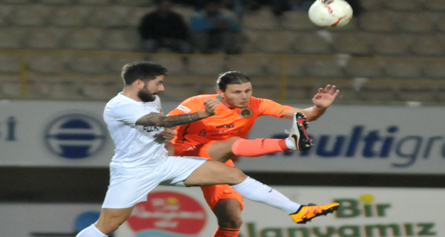 Alanyaspor, Karşıyaka karşısında 2-0'lık skor avantajını koruyamadı, Adana Demirspor maçında olduğu gibi yine son dakika yediği golle hem 2 puandan hemde liderlikten oldu. 

PTT 1. Lig'in 24. haftasında oynanan karşılaşmada Multigroup Alanyaspor sahasında Karşıyaka ile 2-2 berabere kaldı. 

STAT: Alanya Oba Stadı

HAKEMLER: Süleyman Abay, Gökmen Olgaç, Candaş Elbil

MULTİGROUP ALANYASPOR: Haydar- Yasin, Ahmet, Sezer, Kerem Can, Timuçin, Emre, Tayfur (Dk.78 Perovic), Barış (Dk.55 Caner), Sinan (Dk.84 Efecan), Ayite

KARŞIYAKA: Behram- Zeki, Tayfun (Dk.60 Şahin), Ömer Can, Tisdell, Can (Dk.68 Mahmut), Youssef, Efe Halil, Mustafa, Berkay Can, İbrahim (Dk.46 Gökhan)

GOLLER: Dk.1 Sinan, Dk.45 Timuçin (MultigroupAlanyaspor), Dk.51 Youssef, Dk.89 Gökhan (Karşıyaka)

KIRMIZI KART: Dk.90 Ayite (MultigroupAlanyaspor)

SARI KARTLAR: Sinan, Barış, Emre (MultigroupAlanyaspor), Can, Youssef, Ömer Can, Behram (Karşıyaka)

Karşılaşmanın 20. saniyesinde turuncu yeşilliler faul atışını çabuk kullandı. Tayfur’un pasında Sinan kaleciyi çalımlayarak topu ağlarla buluşturdu: 1-0. 18. dakikada Kerem Can’ın ortasında Tayfur kafa vurdu, top auta çıktı. 20. dakikada Zeki’nin ortaladığı topta Tisdell’in kafa vuruşu az farkla auta gitti. 21. dakikada Tisdell’in uzaktan sert şutunu Haydar son anda kornere çeldi. 30. dakikada Kerem Can’ın ortasında savunmadan dönen topa bu oyuncu ayağının dışıyla sert vurdu top direğin üstünden auta gitti. 35. dakikada Yasin sağ kanattan ceza alanına sokuldu. Bu oyuncunun içeriye sert çevirdiği topu Tayfur güçlükle kontrol etti ancak tehlikeyi savunma uzaklaştırdı. 37. dakikada Ayite, Tayfur’dan aldığı pasla uzaktan sert vurdu ancak top az farkla auta çıktı. 41. dakikada topu rakibinden kurtaran Barış geriden gelen Tayfur’un önüne bıraktı. Bu oyuncunun şutunu kaleci güçlükle kornere çeldi. 45. dakikada gelişen ani atakta Kerem Can’ın soldan ortasına Ayite kayarak vurdu, direkten dönen topu Timuçin ağlarla buluşturdu: 2-0. Karşılaşmanın ilk yarısı 2-0 turuncu yeşilli takımın üstünlüğüyle tamamlandı. 

50. dakikada Emre'nin pasında savunmanın arasında topu kontrol eden Sinan dönerek kaleyi vurdu kaleci Behram gole izin vermedi. 51. dakikada Youssef uzaktan vurdu, yerden giden top köşeden filelere gitti: 2-1. 63. dakikada Emre topu rakibinden kurtararak Ayite'ye verdi. Ceza alanına giren Ayite açısını kaybetti ancak sağ çaprazdan kaleye vurdu. Top yan ağlarda kaldı. 83. Dakikada Youssef’in ortasında Gökhan’ın kafa vuruşu üstten auta gitti. 88. Dakikada Efecan’ın pasında savunmanın arasında topla buluşan Perovic bekletmeden kaleye vurdu ancak top az farkla yandan auta gitti. 89. dakikada turuncu yeşilli savunma topu ceza yayında kaptırdı. Solda boşta kalan Gökhan sert bir vuruşla topu Haydar’ın solundan filelere gönderdi: 2-2. 90. Dakikada rakibine faul yapan Ayite kırmızı kartla oyundan atıldı. 90+5. dakikada Efecan rakibinden sıyrılarak topu Emre’ye aktardı. Bu oyuncu uydun durumda kaleye vurmak yerine pas vermeyi tercih edince top auta gitti. Karşılaşma 2-2 berabere sona erdi. 

İşte PTT 1.Lig Puan Durumu

1.ADANASPOR A.Ş.		41
2.MULTIGROUP ALANYASPOR		40
3.KARDEMİR KARABÜKSPOR		40
4.ADANA DEMİRSPOR		39
5.GİRESUNSPOR		        36
6.VARTAŞ ELAZIĞSPOR		36
7.BALIKESİRSPOR           	33
8.GÖZTEPE A.Ş.		        33
9.GAZİANTEP B.Ş. BLD.SPOR	32
10.ALTINORDU A.Ş.		32
11.BOLUSPOR	        	32
12.SAMSUNSPOR           	31
13.ALİMA YENİ MALATYASPOR	28
14.ŞANLIURFASPOR		25
15.1461 TRABZON		        23
16.KAYSERİ ERCİYESSPOR		21
17.DENİZLİSPOR          	21
18.KARŞIYAKA	        	19

Ceza Puanı Alan Takımlar

Takım Adı	Ceza Puanı

SAMSUNSPOR	3
DENİZLİSPOR	3