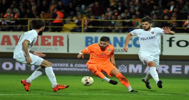 Alanyaspor, Karşıyaka karşısında 2-0'lık skor avantajını koruyamadı, Adana Demirspor maçında olduğu gibi yine son dakika yediği golle hem 2 puandan hemde liderlikten oldu. 

PTT 1. Lig'in 24. haftasında oynanan karşılaşmada Multigroup Alanyaspor sahasında Karşıyaka ile 2-2 berabere kaldı. 

STAT: Alanya Oba Stadı

HAKEMLER: Süleyman Abay, Gökmen Olgaç, Candaş Elbil

MULTİGROUP ALANYASPOR: Haydar- Yasin, Ahmet, Sezer, Kerem Can, Timuçin, Emre, Tayfur (Dk.78 Perovic), Barış (Dk.55 Caner), Sinan (Dk.84 Efecan), Ayite

KARŞIYAKA: Behram- Zeki, Tayfun (Dk.60 Şahin), Ömer Can, Tisdell, Can (Dk.68 Mahmut), Youssef, Efe Halil, Mustafa, Berkay Can, İbrahim (Dk.46 Gökhan)

GOLLER: Dk.1 Sinan, Dk.45 Timuçin (MultigroupAlanyaspor), Dk.51 Youssef, Dk.89 Gökhan (Karşıyaka)

KIRMIZI KART: Dk.90 Ayite (MultigroupAlanyaspor)

SARI KARTLAR: Sinan, Barış, Emre (MultigroupAlanyaspor), Can, Youssef, Ömer Can, Behram (Karşıyaka)

Karşılaşmanın 20. saniyesinde turuncu yeşilliler faul atışını çabuk kullandı. Tayfur’un pasında Sinan kaleciyi çalımlayarak topu ağlarla buluşturdu: 1-0. 18. dakikada Kerem Can’ın ortasında Tayfur kafa vurdu, top auta çıktı. 20. dakikada Zeki’nin ortaladığı topta Tisdell’in kafa vuruşu az farkla auta gitti. 21. dakikada Tisdell’in uzaktan sert şutunu Haydar son anda kornere çeldi. 30. dakikada Kerem Can’ın ortasında savunmadan dönen topa bu oyuncu ayağının dışıyla sert vurdu top direğin üstünden auta gitti. 35. dakikada Yasin sağ kanattan ceza alanına sokuldu. Bu oyuncunun içeriye sert çevirdiği topu Tayfur güçlükle kontrol etti ancak tehlikeyi savunma uzaklaştırdı. 37. dakikada Ayite, Tayfur’dan aldığı pasla uzaktan sert vurdu ancak top az farkla auta çıktı. 41. dakikada topu rakibinden kurtaran Barış geriden gelen Tayfur’un önüne bıraktı. Bu oyuncunun şutunu kaleci güçlükle kornere çeldi. 45. dakikada gelişen ani atakta Kerem Can’ın soldan ortasına Ayite kayarak vurdu, direkten dönen topu Timuçin ağlarla buluşturdu: 2-0. Karşılaşmanın ilk yarısı 2-0 turuncu yeşilli takımın üstünlüğüyle tamamlandı. 

50. dakikada Emre'nin pasında savunmanın arasında topu kontrol eden Sinan dönerek kaleyi vurdu kaleci Behram gole izin vermedi. 51. dakikada Youssef uzaktan vurdu, yerden giden top köşeden filelere gitti: 2-1. 63. dakikada Emre topu rakibinden kurtararak Ayite'ye verdi. Ceza alanına giren Ayite açısını kaybetti ancak sağ çaprazdan kaleye vurdu. Top yan ağlarda kaldı. 83. Dakikada Youssef’in ortasında Gökhan’ın kafa vuruşu üstten auta gitti. 88. Dakikada Efecan’ın pasında savunmanın arasında topla buluşan Perovic bekletmeden kaleye vurdu ancak top az farkla yandan auta gitti. 89. dakikada turuncu yeşilli savunma topu ceza yayında kaptırdı. Solda boşta kalan Gökhan sert bir vuruşla topu Haydar’ın solundan filelere gönderdi: 2-2. 90. Dakikada rakibine faul yapan Ayite kırmızı kartla oyundan atıldı. 90+5. dakikada Efecan rakibinden sıyrılarak topu Emre’ye aktardı. Bu oyuncu uydun durumda kaleye vurmak yerine pas vermeyi tercih edince top auta gitti. Karşılaşma 2-2 berabere sona erdi. 

İşte PTT 1.Lig Puan Durumu

1.ADANASPOR A.Ş.		41
2.MULTIGROUP ALANYASPOR		40
3.KARDEMİR KARABÜKSPOR		40
4.ADANA DEMİRSPOR		39
5.GİRESUNSPOR		        36
6.VARTAŞ ELAZIĞSPOR		36
7.BALIKESİRSPOR           	33
8.GÖZTEPE A.Ş.		        33
9.GAZİANTEP B.Ş. BLD.SPOR	32
10.ALTINORDU A.Ş.		32
11.BOLUSPOR	        	32
12.SAMSUNSPOR           	31
13.ALİMA YENİ MALATYASPOR	28
14.ŞANLIURFASPOR		25
15.1461 TRABZON		        23
16.KAYSERİ ERCİYESSPOR		21
17.DENİZLİSPOR          	21
18.KARŞIYAKA	        	19

Ceza Puanı Alan Takımlar

Takım Adı	Ceza Puanı

SAMSUNSPOR	3
DENİZLİSPOR	3