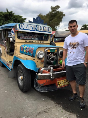 Aslen Konya Dedem'li olan, Hamburg'da doğup Alanya'da büyüyen Özel Harekatçı Coşkun Nazilli şehit oldu ve ardında bir çok güzel anı bıraktı.


Nusaybin'de çatışmalar sırasında, patlama anında ağır yaralanan ve kaldırıldığı hastanede şehit olan Özel Harekatçı Coşkun Nazilli, Nusaybin'e dilekçe vererek gönüllü olarak gitmişti. Bugün sabah saatlerinde şehit haberini alan Alanya Kadıpaşa Mahallesi'nde yaşayan aile fertler duyduklarına inanamadılar ve fenalık geçirdiler. 

Liseyi Alanya Lisesi'nde okuyan Coşkun Nazilli, o yıllarda bol kahkaha atan, neşeli biri olarak biliniyordu. Arkadaşlarının o yıllarda dediğine göre; aktif olarak spor ile ilgilenen ve sigara, alkol bağımlılığı asla olmayan bir kişiydi.

Coşkun Nazilli'nin 1 küçük bir oğlu ve kızı vardı.  Göktürk Nazilli ve Gökçe Nazilli... Babalarına son mektubunda 'seni çok seviyoruz baba, seni çok özledik' oldu.

Alanya'ya Şehit Abdullah Ümit Sercan'ı elleriyle getirmişti. Üzüntüsünün tarifi yoktu.

Ve Coşkun Nazilli, 1991 yılında Alanya'nın ilk triatleti olarak Avrupalı sporculara kök söktürmüştü.