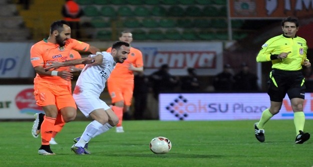 Alanyaspor, Karşıyaka karşısında 2-0'lık skor avantajını koruyamadı, Adana Demirspor maçında olduğu gibi yine son dakika yediği golle hem 2 puandan hemde liderlikten oldu. 

PTT 1. Lig'in 24. haftasında oynanan karşılaşmada Multigroup Alanyaspor sahasında Karşıyaka ile 2-2 berabere kaldı. 

STAT: Alanya Oba Stadı

HAKEMLER: Süleyman Abay, Gökmen Olgaç, Candaş Elbil

MULTİGROUP ALANYASPOR: Haydar- Yasin, Ahmet, Sezer, Kerem Can, Timuçin, Emre, Tayfur (Dk.78 Perovic), Barış (Dk.55 Caner), Sinan (Dk.84 Efecan), Ayite

KARŞIYAKA: Behram- Zeki, Tayfun (Dk.60 Şahin), Ömer Can, Tisdell, Can (Dk.68 Mahmut), Youssef, Efe Halil, Mustafa, Berkay Can, İbrahim (Dk.46 Gökhan)

GOLLER: Dk.1 Sinan, Dk.45 Timuçin (MultigroupAlanyaspor), Dk.51 Youssef, Dk.89 Gökhan (Karşıyaka)

KIRMIZI KART: Dk.90 Ayite (MultigroupAlanyaspor)

SARI KARTLAR: Sinan, Barış, Emre (MultigroupAlanyaspor), Can, Youssef, Ömer Can, Behram (Karşıyaka)

Karşılaşmanın 20. saniyesinde turuncu yeşilliler faul atışını çabuk kullandı. Tayfur’un pasında Sinan kaleciyi çalımlayarak topu ağlarla buluşturdu: 1-0. 18. dakikada Kerem Can’ın ortasında Tayfur kafa vurdu, top auta çıktı. 20. dakikada Zeki’nin ortaladığı topta Tisdell’in kafa vuruşu az farkla auta gitti. 21. dakikada Tisdell’in uzaktan sert şutunu Haydar son anda kornere çeldi. 30. dakikada Kerem Can’ın ortasında savunmadan dönen topa bu oyuncu ayağının dışıyla sert vurdu top direğin üstünden auta gitti. 35. dakikada Yasin sağ kanattan ceza alanına sokuldu. Bu oyuncunun içeriye sert çevirdiği topu Tayfur güçlükle kontrol etti ancak tehlikeyi savunma uzaklaştırdı. 37. dakikada Ayite, Tayfur’dan aldığı pasla uzaktan sert vurdu ancak top az farkla auta çıktı. 41. dakikada topu rakibinden kurtaran Barış geriden gelen Tayfur’un önüne bıraktı. Bu oyuncunun şutunu kaleci güçlükle kornere çeldi. 45. dakikada gelişen ani atakta Kerem Can’ın soldan ortasına Ayite kayarak vurdu, direkten dönen topu Timuçin ağlarla buluşturdu: 2-0. Karşılaşmanın ilk yarısı 2-0 turuncu yeşilli takımın üstünlüğüyle tamamlandı. 

50. dakikada Emre'nin pasında savunmanın arasında topu kontrol eden Sinan dönerek kaleyi vurdu kaleci Behram gole izin vermedi. 51. dakikada Youssef uzaktan vurdu, yerden giden top köşeden filelere gitti: 2-1. 63. dakikada Emre topu rakibinden kurtararak Ayite'ye verdi. Ceza alanına giren Ayite açısını kaybetti ancak sağ çaprazdan kaleye vurdu. Top yan ağlarda kaldı. 83. Dakikada Youssef’in ortasında Gökhan’ın kafa vuruşu üstten auta gitti. 88. Dakikada Efecan’ın pasında savunmanın arasında topla buluşan Perovic bekletmeden kaleye vurdu ancak top az farkla yandan auta gitti. 89. dakikada turuncu yeşilli savunma topu ceza yayında kaptırdı. Solda boşta kalan Gökhan sert bir vuruşla topu Haydar’ın solundan filelere gönderdi: 2-2. 90. Dakikada rakibine faul yapan Ayite kırmızı kartla oyundan atıldı. 90+5. dakikada Efecan rakibinden sıyrılarak topu Emre’ye aktardı. Bu oyuncu uydun durumda kaleye vurmak yerine pas vermeyi tercih edince top auta gitti. Karşılaşma 2-2 berabere sona erdi. 

İşte PTT 1.Lig Puan Durumu

1.ADANASPOR A.Ş.		41
2.MULTIGROUP ALANYASPOR		40
3.KARDEMİR KARABÜKSPOR		40
4.ADANA DEMİRSPOR		39
5.GİRESUNSPOR		        36
6.VARTAŞ ELAZIĞSPOR		36
7.BALIKESİRSPOR           	33
8.GÖZTEPE A.Ş.		        33
9.GAZİANTEP B.Ş. BLD.SPOR	32
10.ALTINORDU A.Ş.		32
11.BOLUSPOR	        	32
12.SAMSUNSPOR           	31
13.ALİMA YENİ MALATYASPOR	28
14.ŞANLIURFASPOR		25
15.1461 TRABZON		        23
16.KAYSERİ ERCİYESSPOR		21
17.DENİZLİSPOR          	21
18.KARŞIYAKA	        	19

Ceza Puanı Alan Takımlar

Takım Adı	Ceza Puanı

SAMSUNSPOR	3
DENİZLİSPOR	3