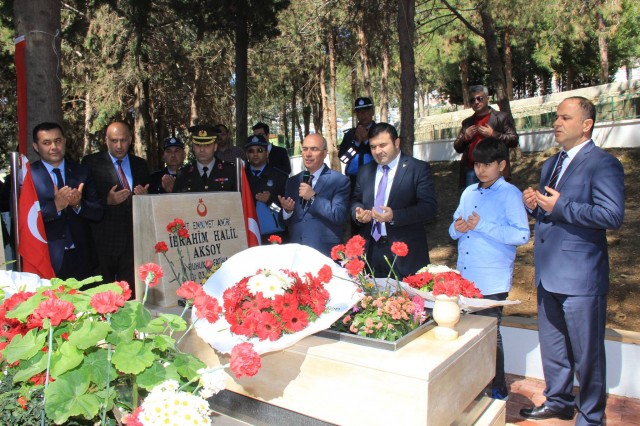 Tüm yurtta olduğu gibi '18 Mart Şehitler Günü ve Çanakkale Zaferi'nin 101. Yıldönümü' programı için çeşitli etkinlikler düzenlendi.

Çanakkale Zaferi’nin 101. Yıl Dönümü ve 18 Mart Şehitleri Anma Günü etkinlikleri, saat 09.00’da Atatürk Anıtı'na Alanya Kaymakamı Dr. Hasan Tanrıseven'in çelenk sunmasıyla başladı. Atatürk Anıtı önünde düzenlenen çelenk sunumu, saygı duruşu ve İstiklal Marşı'nın okunmasının ardından, anıt önünde düzenlenen tören sona erdi.

ÖĞRENCİLERDEN 18 MART NEDENİYLE ORATORYO GÖSTERİSİ

Çanakkale Zaferi’nin 101. Yıl Dönümü ve 18 Mart Şehitleri Anma Günü etkinlikleri, Alanya Kültür Merkezi’nde düzenlenen program ile devam etti.

Atatürk Anıtı önünde düzenlenen törenden sonra, törene katılanlar Alanya Kültür Merkezi A Salonuna geçerek, Milli Eğitim Müdürlüğü tarafından koordine edilen Çanakkale Zaferi Programını izlediler. Programın açılış konuşmasını Şehit Abdullah Ümit Sercan Anadolu Lisesi Müdürü Mevlüt Uysal yaptı. Günün anlam ve önemini belirten konuşmayı yapan Şehit Abdullah Ümit Sercan Anadolu Lisesi Tarih öğretmeni Şükrü Cihan Ercin'in ardından, Şehit Abdullah Ümit Sercan Anadolu Lisesi Kültür Edebiyat Kulübü öğrencileri, "Çanakkale Geçilmez – Çanakkale'den Ankara’ya" adlı Oratoryo gösterisi sergilediler.

TANRISEVEN VE PROTOKOL ÜYELERİNDEN ŞEHİTLERE ZİYARET

Alanya Kültür Merkezi A Salonunda düzenlenen törenin ardından, Alanya Kaymakamı Dr. Hasan Tanrıseven, protokole mensup üyeler ve şehit yakınları ile birlikte İlçe Şehitliği'ni ziyaret ettiler. Alanya Kaymakamı Dr. Hasan Tanrıseven, şehitlik özel defterini imzalayarak şehit mezarlarına el çelengi bıraktı. Şehit mezarları ziyaret edildikten sonra İlçe Müftülük görevlileri tarafından şehitlerimizin ruhuna dualar okundu.

TANRISEVEN ŞEHİT YAKINLARI İLE YAKINDAN İLGİLENDİ

Alanya Kaymakamı Dr. Hasan Tanrıseven, İlçe Şehitliği'ni ziyareti esnasında, şehit yakınları ile bir süre sohbet edip, herhangi bir isteklerinin olup olmadığını sordu. Ziyarette, şehitler rahmet ve minnetle anılırken duygu dolu anlar yaşandı.