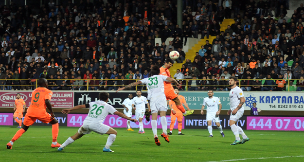 Alanyaspor, Karşıyaka karşısında 2-0'lık skor avantajını koruyamadı, Adana Demirspor maçında olduğu gibi yine son dakika yediği golle hem 2 puandan hemde liderlikten oldu. 

PTT 1. Lig'in 24. haftasında oynanan karşılaşmada Multigroup Alanyaspor sahasında Karşıyaka ile 2-2 berabere kaldı. 

STAT: Alanya Oba Stadı

HAKEMLER: Süleyman Abay, Gökmen Olgaç, Candaş Elbil

MULTİGROUP ALANYASPOR: Haydar- Yasin, Ahmet, Sezer, Kerem Can, Timuçin, Emre, Tayfur (Dk.78 Perovic), Barış (Dk.55 Caner), Sinan (Dk.84 Efecan), Ayite

KARŞIYAKA: Behram- Zeki, Tayfun (Dk.60 Şahin), Ömer Can, Tisdell, Can (Dk.68 Mahmut), Youssef, Efe Halil, Mustafa, Berkay Can, İbrahim (Dk.46 Gökhan)

GOLLER: Dk.1 Sinan, Dk.45 Timuçin (MultigroupAlanyaspor), Dk.51 Youssef, Dk.89 Gökhan (Karşıyaka)

KIRMIZI KART: Dk.90 Ayite (MultigroupAlanyaspor)

SARI KARTLAR: Sinan, Barış, Emre (MultigroupAlanyaspor), Can, Youssef, Ömer Can, Behram (Karşıyaka)

Karşılaşmanın 20. saniyesinde turuncu yeşilliler faul atışını çabuk kullandı. Tayfur’un pasında Sinan kaleciyi çalımlayarak topu ağlarla buluşturdu: 1-0. 18. dakikada Kerem Can’ın ortasında Tayfur kafa vurdu, top auta çıktı. 20. dakikada Zeki’nin ortaladığı topta Tisdell’in kafa vuruşu az farkla auta gitti. 21. dakikada Tisdell’in uzaktan sert şutunu Haydar son anda kornere çeldi. 30. dakikada Kerem Can’ın ortasında savunmadan dönen topa bu oyuncu ayağının dışıyla sert vurdu top direğin üstünden auta gitti. 35. dakikada Yasin sağ kanattan ceza alanına sokuldu. Bu oyuncunun içeriye sert çevirdiği topu Tayfur güçlükle kontrol etti ancak tehlikeyi savunma uzaklaştırdı. 37. dakikada Ayite, Tayfur’dan aldığı pasla uzaktan sert vurdu ancak top az farkla auta çıktı. 41. dakikada topu rakibinden kurtaran Barış geriden gelen Tayfur’un önüne bıraktı. Bu oyuncunun şutunu kaleci güçlükle kornere çeldi. 45. dakikada gelişen ani atakta Kerem Can’ın soldan ortasına Ayite kayarak vurdu, direkten dönen topu Timuçin ağlarla buluşturdu: 2-0. Karşılaşmanın ilk yarısı 2-0 turuncu yeşilli takımın üstünlüğüyle tamamlandı. 

50. dakikada Emre'nin pasında savunmanın arasında topu kontrol eden Sinan dönerek kaleyi vurdu kaleci Behram gole izin vermedi. 51. dakikada Youssef uzaktan vurdu, yerden giden top köşeden filelere gitti: 2-1. 63. dakikada Emre topu rakibinden kurtararak Ayite'ye verdi. Ceza alanına giren Ayite açısını kaybetti ancak sağ çaprazdan kaleye vurdu. Top yan ağlarda kaldı. 83. Dakikada Youssef’in ortasında Gökhan’ın kafa vuruşu üstten auta gitti. 88. Dakikada Efecan’ın pasında savunmanın arasında topla buluşan Perovic bekletmeden kaleye vurdu ancak top az farkla yandan auta gitti. 89. dakikada turuncu yeşilli savunma topu ceza yayında kaptırdı. Solda boşta kalan Gökhan sert bir vuruşla topu Haydar’ın solundan filelere gönderdi: 2-2. 90. Dakikada rakibine faul yapan Ayite kırmızı kartla oyundan atıldı. 90+5. dakikada Efecan rakibinden sıyrılarak topu Emre’ye aktardı. Bu oyuncu uydun durumda kaleye vurmak yerine pas vermeyi tercih edince top auta gitti. Karşılaşma 2-2 berabere sona erdi. 

İşte PTT 1.Lig Puan Durumu

1.ADANASPOR A.Ş.		41
2.MULTIGROUP ALANYASPOR		40
3.KARDEMİR KARABÜKSPOR		40
4.ADANA DEMİRSPOR		39
5.GİRESUNSPOR		        36
6.VARTAŞ ELAZIĞSPOR		36
7.BALIKESİRSPOR           	33
8.GÖZTEPE A.Ş.		        33
9.GAZİANTEP B.Ş. BLD.SPOR	32
10.ALTINORDU A.Ş.		32
11.BOLUSPOR	        	32
12.SAMSUNSPOR           	31
13.ALİMA YENİ MALATYASPOR	28
14.ŞANLIURFASPOR		25
15.1461 TRABZON		        23
16.KAYSERİ ERCİYESSPOR		21
17.DENİZLİSPOR          	21
18.KARŞIYAKA	        	19

Ceza Puanı Alan Takımlar

Takım Adı	Ceza Puanı

SAMSUNSPOR	3
DENİZLİSPOR	3