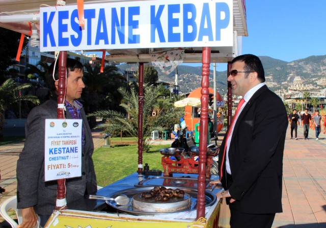 Alanya Kaymakamı Dr. Hasan Tanrıseven, yeni turizm sezonu öncesinde sahil şeridini ve rıhtımı gezerek incelemelerde bulundu. Rıhtımda tur teknelerinin sahipleri ve vatandaşlarla sohbet eden Kaymakam Tanrıseven, “Yeni turizm sezonunda umutsuzluğa yer yok” dedi.

Ayrıca Alanya Kaymakamı Dr. Hasan Tanrıseven, rıhtımda vatandaşlarla yaptığı sohbetin arkasından yeni turizm sezonu öncesi Sahil Güvenlik Bot Komutanlığı, Liman Başkanlığı ve Gümrük Müdürlüğü'nü ziyaret ederek, yeni turizm sezonu için yapılan çalışmaları yerinde inceleme yaparak denetlemelerde bulundu.

DEVLETE VE MİLLETE GÜVENİMİZ TAM

Alanya Kaymakamı Dr. Hasan Tanrıseven, rıhtımdaki tur teknelerinin sahiplerini ve esnaflarını ziyareti esnasında, yeni turizm sezonuna hazır olup olmadıklarını sordu.
 
Karşılarında Kaymakam Tanrıseven'i gören esnaf şaşkınlarını gizleyemeyerek, ziyaretten dolayı memnuniyetlerini dile getirdiler. Yeni turizm sezonuna hazırlık yaptıklarını belirten esnaflar, ''Devletimize ve milletimize güvencimiz tam. Devletimizin ve sizlerin destekleri ile yeni turizm sezonunun iyi geçeceğini ümit ediyoruz. Hükümetimizin açıklamış olduğu destek paketinden umutluyuz. Yapmış olduğunuz ziyaret bizlere motive etti'' dediler. 

Alanya Kaymakamı Dr. Hasan Tanrıseven, ''Hükümetimiz turizm eylem planını açıkladı. Yeni turizm sezonu inşallah iyi geçecek. El birliği ile çalışacağız.'' dedi.

ALANYA SAHİLLERİNİN GÜVENLİĞİ İÇİN GEREKLİ BÜTÜN ÇALIŞMALAR YAPILIYOR

Alanya Kaymakamı Dr. Hasan Tanrıseven, yaptığı ziyaretlerin ilk durağı olan Alanya Sahil Güvenlik Bot Komutanlığında Yüzbaşı Gökhan Sayar tarafından karşılandı.

Alanya Kaymakamı Dr. Hasan Tanrıseven, Sahil Güvenlik Grup Komutanlığına ait deniz araçların ve Sahil Güvenlik Gemisinde incelemelerde bulundu. Kaymakam Tanrıseven, Sahil Güvenlik Devriye Botu ile Alanya sahillerini Yüzbaşı Gökhan Sayar ile gezdi.

Yüzbaşı Sayar, yıl boyunca yapmış oldukları faaliyetler hakkında Alanya Kaymakamı Dr. Hasan Tanrıseven'e bilgi vererek, yeni turizm sezonuna hazır olduklarını ve Sahil Güvenlik Komutanlığı olarak denizlerin korunması ve oluşabilecek her türlü olumsuzluklara karşı görev yaptıklarını belirtti. Alanya deniz sınırları içerisinde yasa dışı su ürünleri avcılığı, deniz turizmi denetimi, deniz kirliliği ile mücadele, arama kurtarma ve düzensiz göçün önlenmesi için planlı bir çalışma yürüteceklerini belirten Yüzbaşı Sayar, Alanya sahillerinin güvenliği için gerekli tüm tedbirlerin alındığını aksaklıklara meydan verilmeyeceğini söyledi.

KAYMAKAM TANRISEVEN ''ALANYA BİR HUZUR VE GÜVEN KENTİDİR''

Alanya Kaymakamı Dr. Hasan Tanrıseven, ''Huzur ve güven dolu bir Alanya için gayret gösteriyorsunuz. Alanya sahilleri sizlere emanet. Yeni turizm sezonu öncesinde bütün eksiklerimizi tamamlayarak ülkemizi ve Alanya’yı ziyaret edecek turistleri güler yüzle karşılayalım. Alanya huzur ve güven kentidir. Yurt dışından deniz yoluyla gelen misafirlerimizi sizler de en iyi şekilde ağırlamalısınız'' dedi. 

LİMAN BAŞKANLIĞI YENİ TURİZM SEZONUNA HAZIR

Alanya Kaymakamı Dr. Hasan Tanrıseven, Sahil Güvenlik Bot Komutanlığına yapmış olduğu ziyaretin ardından Liman Başkanlığını da ziyaret etti. Kaymakam Tanrıseven, Liman Başkanı Edip Ballıkaya'dan yeni turizm sezonu öncesi yapılan çalışmalar ve hazırlıklar hakkında bilgi aldı.

Kaymakam Tanrıseven'e iş ve işlemler hakkında bilgi veren Ballıkaya, yeni turizm sezonu için yapılan hazırlıkları büyük ölçüde tamamladıklarını söyledi. Başkan Ballıkaya, ''Yeni turizm sezonu öncesi, günübirlik ve saatlik teknelerin genel bakımları yapılıyor. Teknelerin yıllık vizeleri ve 5 yılda bir verilen belgeleri kontrol ediliyor. Kruvaze gemilerini, Gümrük Müdürlüğü ve Sahil Polisi ile karşılayıp gerekli işlemleri birlikte yapacağız. Yeni turizm sezonu öncesi vatandaşlara gereken kolaylıkları gösteriyoruz. Karşılaştıkları sorunların çözümü için de yardımcı oluyoruz'' dedi.

KAYMAKAM TANRISEVEN ''KURUMLAR UYUM İÇERİSİNDE ÇALIŞMALI''

Alanya Kaymakamı Dr. Hasan Tanrıseven, Kruvaziyer turizminin önemine değindi. Sahil ve limanlar konusunda Kaymakamlık, Belediye, Büyükşehir Belediyesi, Kolluk Kuvvetleri, Liman Başkanlığı ve ilgili tüm kuruluşların koordinasyon ve uyum içerisinde olması gerektiğini söyleyen Kaymakam Tanrıseven, turizm sezonunun hem işletmeler, hem de kruvaziyer turizmi açısından iyi geçmesi temennisinde bulundu. Kaymakam Tanrıseven  şunları kaydetti: ''Limanda hareketlilik olması Alanya turizmine katkı sağlayacaktır. 2015 yılı turizm sezonunda gelen gemiler ve turistler verilen hizmetten memnundu. Bu sene de geçen sene gibi özverili çalışmalıyız. 2016 turizm sezonunun Alanya'mıza hayırlı olmasını temenni ediyorum.''

GÜMRÜK MÜDÜRLÜĞÜ SEZON İÇİN HAZIRLIKLARINI TAMAMLADI

Ziyaretlerin son durağında Gümrük Müdürlüğü'nü ziyaret eden Alanya Kaymakamı Dr. Hasan Tanrıseven, Gümrük Müdürü Zuhal Hazar'dan kurumun yeni turizm sezonu için yaptığı hazırlıklar hakkında bilgi aldı.

Kaymakam Tanrıseven'in ziyaretinden dolayı mutlu olduklarını ifade eden Gümrük Müdürü Zuhal Hazar, yeni turizm öncesi yapılan çalışmalar hakkında detaylı bilgi verdi. Gümrük girişlerinin aktif olduğu, gerek havalimanında gerekse yat limanı ile birlikte gümrük girişlerinde gereken çalışmaların yapıldığını belirtti. Sezonun açılması ile birlikte yoğun olan birimlere memur takviyesi yaparak yeni turizm sezonu için son hazırlıkları da tamamlayacaklarını söyleyen Gümrük Müdürü Hazar şunları söyledi:

''Yurtdışından gelen misafirlerimizi ilk karşılayanlardan birisi de gümrük personelidir. Sayın Kaymakamımızın da söylediği gibi Türkiye Cumhuriyeti Devletinin güleryüzünü misafirlerimize göstereceğiz. Gümrük geçişlerinde kaçak eşya ve benzeri olaylara karşı teyakkuz halinde olacağız. Kanunların bize verdiği yetkiler çerçevesinde vatandaşımıza ve turistlere gereken hizmetleri vereceğiz.''

TANRISEVEN ''GÜMRÜK TEŞKİLATI ÜLKE GÜVENLİĞİ VE EKONOMİSİ AÇISINDAN VAZGEÇİLMEZ''

Alanya Kaymakamı Dr. Hasan Tanrıseven, Gümrük Teşkilatının ülke güvenliği ve ekonomisi açısından vazgeçilmez bir unsur olduğunu belirtti. Kaymakam Tanrıseven, “Özellikle kaçakçılıkla mücadele etmek ve kayıt dışı ekonominin önüne geçmek için Gümrük çalışanlarının görevlerini layıkıyla yapmaları gerekir. Yeni turizm sezonunda da  geçen sene olduğu gibi özveri ile çalışmalıyız. Gelen misafirlerimize güleryüzlü, nazik davranmalıyız'' dedi.

KAYMAKAM TANRISEVEN ''KURUMLARIMIZ YENİ TURİZM SEZONUNA HAZIR''

Alanya Kaymakamı Dr. Hasan Tanrıseven, gerçekleştirmiş olduğu ziyaretlerin ve denetlemelerin ardından değerlendirmede bulunarak şunları kaydetti: ''Yeni turizm sezonu öncesinde gerçekleştirmiş olduğumuz ziyaretlerde, vatandaşlarımızın yeni sezona umutla baktıklarını gördük. Ziyaret ettiğimiz Sahil Güvenlik Bot Komutanlığı, Liman Başkanlığı ve Gümrük Müdürlüğü yeni turizm sezonu öncesinde tüm hazırlıklarını tamamlayarak, verimli bir sezon için gayret göstermektedirler. Hükümetimizin açıklamış olduğu turizm eylem planı çerçevesinde yeni sezona umutla bakıyoruz. Turizm eylem planı memleketimiz için hayırlı uğurlu olsun. Yeni sezonda elbirliği ile çalışacağız. İyi ve verimli bir sezon geçirmemizi temenni ediyorum. ''