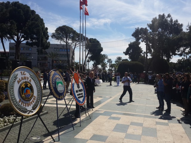 Alanya Kent Konseyi'nin organizasyonluğunda Atatürk Anıtı önünde Dünya Kadınlar Günü'ne özel kutlama programı yapıldı. 

Kutlama Programı Atatürk Anıtına çelenk koyma, saygı duruşu ve İstiklal Marşı'nın okunması ile başladı.  Atatürk Anıtı'na çelenk sunumuyla başlayan programa Alanya Kent Konseyi Başkanı Nurhan Özcan, Alanya Belediye Başkanı Adem Murat Yücel, Alanya Kaymakamının eşi Ceylan Tanrıseven, siyasi partilerin kadin kolları başkan ve üyeleriyle birlikte çok sayıda vatandaş katıldı. Her yıl olduğu gibi bu yıl da 'Kadına Şiddete 'Hayır' Bir Fırça da Sen At' temalı etkinlik yapıldı. Daha sonra günün anlam ve önemine ilişkin konusmalar yapıldı.

Alanya Belediye Başkanı Adem Murat Yücel, kadınlara karanfil dağıttı. Sosyal Hizmetler Müdürü Ahmet Çelik'in konuşması esnasinda da güzel anlar yaşandı. Çelik'in konuşma yaptığı esnada paramotor ile kadinların üzerine gül yaprakları saçıldı.


“TOPLUMUN ŞEKİLLENMESİNDE KADIN BÜYÜK BİR ROL ÜSTLENMEKTEDİR ”

Alanya Kaymakamı Dr. Hasan Tanrıseven’in eşi Ceylan Tanrıseven, ''8 Mart Dünya Kadınlar Günü'' etkinlikleri çerçevesinde yaptığı konuşmada şunları kaydetti: “Bizim toplumumuz aile üzerine kurulmuştur ve ailenin en önemli yapısı da kadınlardır. Unutmayalım ki, toplumun dinamik değerlerini kadınlar elinde tutuyor. Toplumun şekillenmesinde de büyük rol üstlenmektedir. Yaşamımızın doğumdan ölüme kadar her anında varlığıyla onurlandığımız, ihtiyaçları olduğunda desteklerimizi esirgemediğimiz, bizleri eğiten, yetiştiren, üreten, yüreğimizdeki sevgi ve şefkati karşılıksız veren fedakar anneleriz. Kurtuluş Savaşında, Çanakkale Savaşında ve ülke olarak yaşamış olduğumuz en sıkıntılı dönemlerde fedakar, cefakar Türk Kadınları toplumun yeniden dirilmesine, canlanmasına çok büyük katkı sağlamışlardır. Yaşamın her alanında başarıyla yer almış kadınlarımızın Kadınlar Gününü kutluyorum.” Etkinlik alanına kurulan sembolik dilek ağacına, ''Sevgiyle, güzel günler sizin olsun'' yazarak bayanların güzel günler görmesini temennisinde bulunan Ceylan Tanrıseven, ''Şiddete karşı bir fırçada sen at'' boyama ve benzeri etkinliklere katıldı. '