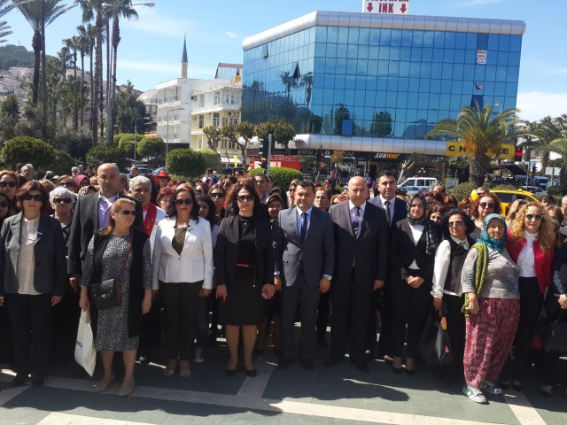 Alanya Kent Konseyi'nin organizasyonluğunda Atatürk Anıtı önünde Dünya Kadınlar Günü'ne özel kutlama programı yapıldı. 

Kutlama Programı Atatürk Anıtına çelenk koyma, saygı duruşu ve İstiklal Marşı'nın okunması ile başladı.  Atatürk Anıtı'na çelenk sunumuyla başlayan programa Alanya Kent Konseyi Başkanı Nurhan Özcan, Alanya Belediye Başkanı Adem Murat Yücel, Alanya Kaymakamının eşi Ceylan Tanrıseven, siyasi partilerin kadin kolları başkan ve üyeleriyle birlikte çok sayıda vatandaş katıldı. Her yıl olduğu gibi bu yıl da 'Kadına Şiddete 'Hayır' Bir Fırça da Sen At' temalı etkinlik yapıldı. Daha sonra günün anlam ve önemine ilişkin konusmalar yapıldı.

Alanya Belediye Başkanı Adem Murat Yücel, kadınlara karanfil dağıttı. Sosyal Hizmetler Müdürü Ahmet Çelik'in konuşması esnasinda da güzel anlar yaşandı. Çelik'in konuşma yaptığı esnada paramotor ile kadinların üzerine gül yaprakları saçıldı.


“TOPLUMUN ŞEKİLLENMESİNDE KADIN BÜYÜK BİR ROL ÜSTLENMEKTEDİR ”

Alanya Kaymakamı Dr. Hasan Tanrıseven’in eşi Ceylan Tanrıseven, ''8 Mart Dünya Kadınlar Günü'' etkinlikleri çerçevesinde yaptığı konuşmada şunları kaydetti: “Bizim toplumumuz aile üzerine kurulmuştur ve ailenin en önemli yapısı da kadınlardır. Unutmayalım ki, toplumun dinamik değerlerini kadınlar elinde tutuyor. Toplumun şekillenmesinde de büyük rol üstlenmektedir. Yaşamımızın doğumdan ölüme kadar her anında varlığıyla onurlandığımız, ihtiyaçları olduğunda desteklerimizi esirgemediğimiz, bizleri eğiten, yetiştiren, üreten, yüreğimizdeki sevgi ve şefkati karşılıksız veren fedakar anneleriz. Kurtuluş Savaşında, Çanakkale Savaşında ve ülke olarak yaşamış olduğumuz en sıkıntılı dönemlerde fedakar, cefakar Türk Kadınları toplumun yeniden dirilmesine, canlanmasına çok büyük katkı sağlamışlardır. Yaşamın her alanında başarıyla yer almış kadınlarımızın Kadınlar Gününü kutluyorum.” Etkinlik alanına kurulan sembolik dilek ağacına, ''Sevgiyle, güzel günler sizin olsun'' yazarak bayanların güzel günler görmesini temennisinde bulunan Ceylan Tanrıseven, ''Şiddete karşı bir fırçada sen at'' boyama ve benzeri etkinliklere katıldı. '