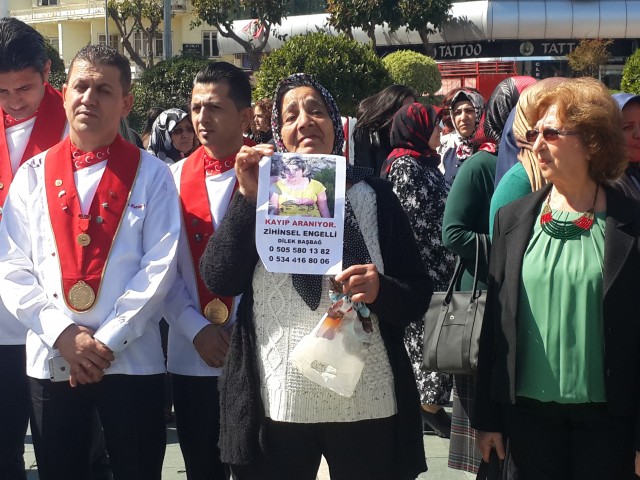 Alanya Kent Konseyi'nin organizasyonluğunda Atatürk Anıtı önünde Dünya Kadınlar Günü'ne özel kutlama programı yapıldı. 

Kutlama Programı Atatürk Anıtına çelenk koyma, saygı duruşu ve İstiklal Marşı'nın okunması ile başladı.  Atatürk Anıtı'na çelenk sunumuyla başlayan programa Alanya Kent Konseyi Başkanı Nurhan Özcan, Alanya Belediye Başkanı Adem Murat Yücel, Alanya Kaymakamının eşi Ceylan Tanrıseven, siyasi partilerin kadin kolları başkan ve üyeleriyle birlikte çok sayıda vatandaş katıldı. Her yıl olduğu gibi bu yıl da 'Kadına Şiddete 'Hayır' Bir Fırça da Sen At' temalı etkinlik yapıldı. Daha sonra günün anlam ve önemine ilişkin konusmalar yapıldı.

Alanya Belediye Başkanı Adem Murat Yücel, kadınlara karanfil dağıttı. Sosyal Hizmetler Müdürü Ahmet Çelik'in konuşması esnasinda da güzel anlar yaşandı. Çelik'in konuşma yaptığı esnada paramotor ile kadinların üzerine gül yaprakları saçıldı.


“TOPLUMUN ŞEKİLLENMESİNDE KADIN BÜYÜK BİR ROL ÜSTLENMEKTEDİR ”

Alanya Kaymakamı Dr. Hasan Tanrıseven’in eşi Ceylan Tanrıseven, ''8 Mart Dünya Kadınlar Günü'' etkinlikleri çerçevesinde yaptığı konuşmada şunları kaydetti: “Bizim toplumumuz aile üzerine kurulmuştur ve ailenin en önemli yapısı da kadınlardır. Unutmayalım ki, toplumun dinamik değerlerini kadınlar elinde tutuyor. Toplumun şekillenmesinde de büyük rol üstlenmektedir. Yaşamımızın doğumdan ölüme kadar her anında varlığıyla onurlandığımız, ihtiyaçları olduğunda desteklerimizi esirgemediğimiz, bizleri eğiten, yetiştiren, üreten, yüreğimizdeki sevgi ve şefkati karşılıksız veren fedakar anneleriz. Kurtuluş Savaşında, Çanakkale Savaşında ve ülke olarak yaşamış olduğumuz en sıkıntılı dönemlerde fedakar, cefakar Türk Kadınları toplumun yeniden dirilmesine, canlanmasına çok büyük katkı sağlamışlardır. Yaşamın her alanında başarıyla yer almış kadınlarımızın Kadınlar Gününü kutluyorum.” Etkinlik alanına kurulan sembolik dilek ağacına, ''Sevgiyle, güzel günler sizin olsun'' yazarak bayanların güzel günler görmesini temennisinde bulunan Ceylan Tanrıseven, ''Şiddete karşı bir fırçada sen at'' boyama ve benzeri etkinliklere katıldı. '