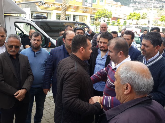 Mardin Nusaybin’de teröristlerle güvenlik kuvvetleri arasında devam eden çatışmalarda polis memuru Coşkun Nazilli patlamada, uzman çavuş Vedat Aykut keskin nişancı ateşiyle şehit düştü. Polis Memuru Coşkun Nazilli’nin şehit haber Antalya’nın Alanya İlçesi’ndeki baba ocağına ateş düşürdü. 

Antalya’nın Alanya İlçesi’nde yaşayan Nazilli Ailesi’nin evine ölen saatlerinde şehit ateşi düştü. Mardin’de zorunlu hizmetini sürdüren Özel Harekat biriminde görevli Polis Memuru Coşkun Nazilli, Mardin Nusaybin’de güvenlik güçleri ve teröristler arasında halen devam eden çatışmalar sırasında meydana gelen patlamada yaşamını yitirdi.  

Nazilli’nin şehit düştüğü haberi ise aileye Alanya Emniyet Müdürü Mehmet Ömür Saka ve polis memurlarınca ambulans eşliğinde verildi. Acı haberi duyan Nazilli Ailesi fertleri sinir krizleri geçirdi. Polis Memuru Nazilli’nin annesi ve babası sağlık ekipleri tarafından sakinleştirilmeye çalışılırken ailenin yakınları ve komşuları da Coşkun Nazilli’nin baba ocağına akın etti. Acı Haberi alan Baba Durmuş Nazilli dirayetini korumaya çalışsa da zaman zaman sinir krizleri geçirdi. 40 yaşındaki Özle Harekat Polis Memuru Coşkun Nazilli evli ve 2 çocuk babasıydı. Nazilli’nin cenazesinin yarın Alanya’da son defa baba ocağına getirildikten sonra Alanya Belediye Mezarlığı Şehitliği’nde toprağa verilmesi bekleniyor.