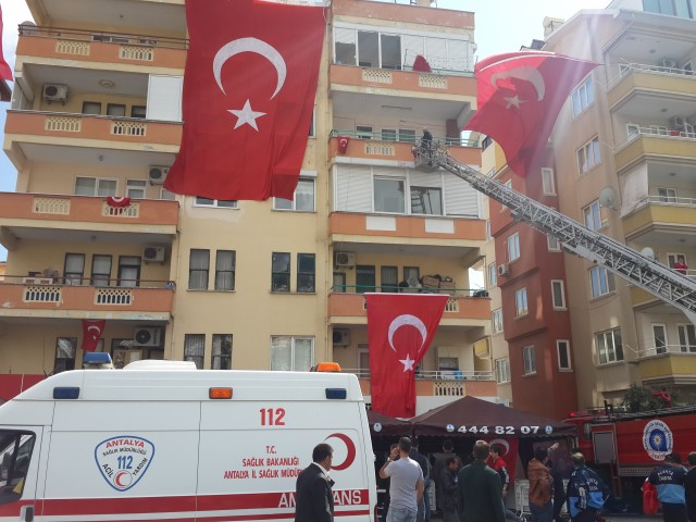 Mardin Nusaybin’de teröristlerle güvenlik kuvvetleri arasında devam eden çatışmalarda polis memuru Coşkun Nazilli patlamada, uzman çavuş Vedat Aykut keskin nişancı ateşiyle şehit düştü. Polis Memuru Coşkun Nazilli’nin şehit haber Antalya’nın Alanya İlçesi’ndeki baba ocağına ateş düşürdü. 

Antalya’nın Alanya İlçesi’nde yaşayan Nazilli Ailesi’nin evine ölen saatlerinde şehit ateşi düştü. Mardin’de zorunlu hizmetini sürdüren Özel Harekat biriminde görevli Polis Memuru Coşkun Nazilli, Mardin Nusaybin’de güvenlik güçleri ve teröristler arasında halen devam eden çatışmalar sırasında meydana gelen patlamada yaşamını yitirdi.  

Nazilli’nin şehit düştüğü haberi ise aileye Alanya Emniyet Müdürü Mehmet Ömür Saka ve polis memurlarınca ambulans eşliğinde verildi. Acı haberi duyan Nazilli Ailesi fertleri sinir krizleri geçirdi. Polis Memuru Nazilli’nin annesi ve babası sağlık ekipleri tarafından sakinleştirilmeye çalışılırken ailenin yakınları ve komşuları da Coşkun Nazilli’nin baba ocağına akın etti. Acı Haberi alan Baba Durmuş Nazilli dirayetini korumaya çalışsa da zaman zaman sinir krizleri geçirdi. 40 yaşındaki Özle Harekat Polis Memuru Coşkun Nazilli evli ve 2 çocuk babasıydı. Nazilli’nin cenazesinin yarın Alanya’da son defa baba ocağına getirildikten sonra Alanya Belediye Mezarlığı Şehitliği’nde toprağa verilmesi bekleniyor.