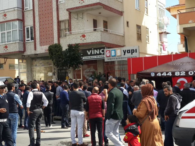 Mardin Nusaybin’de teröristlerle güvenlik kuvvetleri arasında devam eden çatışmalarda polis memuru Coşkun Nazilli patlamada, uzman çavuş Vedat Aykut keskin nişancı ateşiyle şehit düştü. Polis Memuru Coşkun Nazilli’nin şehit haber Antalya’nın Alanya İlçesi’ndeki baba ocağına ateş düşürdü. 

Antalya’nın Alanya İlçesi’nde yaşayan Nazilli Ailesi’nin evine ölen saatlerinde şehit ateşi düştü. Mardin’de zorunlu hizmetini sürdüren Özel Harekat biriminde görevli Polis Memuru Coşkun Nazilli, Mardin Nusaybin’de güvenlik güçleri ve teröristler arasında halen devam eden çatışmalar sırasında meydana gelen patlamada yaşamını yitirdi.  

Nazilli’nin şehit düştüğü haberi ise aileye Alanya Emniyet Müdürü Mehmet Ömür Saka ve polis memurlarınca ambulans eşliğinde verildi. Acı haberi duyan Nazilli Ailesi fertleri sinir krizleri geçirdi. Polis Memuru Nazilli’nin annesi ve babası sağlık ekipleri tarafından sakinleştirilmeye çalışılırken ailenin yakınları ve komşuları da Coşkun Nazilli’nin baba ocağına akın etti. Acı Haberi alan Baba Durmuş Nazilli dirayetini korumaya çalışsa da zaman zaman sinir krizleri geçirdi. 40 yaşındaki Özle Harekat Polis Memuru Coşkun Nazilli evli ve 2 çocuk babasıydı. Nazilli’nin cenazesinin yarın Alanya’da son defa baba ocağına getirildikten sonra Alanya Belediye Mezarlığı Şehitliği’nde toprağa verilmesi bekleniyor.