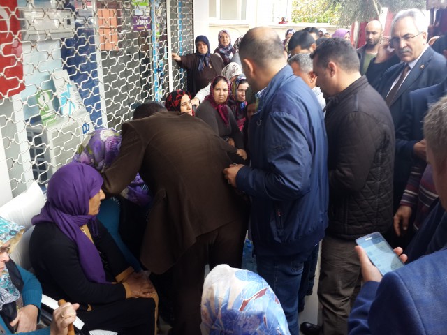 Mardin Nusaybin’de teröristlerle güvenlik kuvvetleri arasında devam eden çatışmalarda polis memuru Coşkun Nazilli patlamada, uzman çavuş Vedat Aykut keskin nişancı ateşiyle şehit düştü. Polis Memuru Coşkun Nazilli’nin şehit haber Antalya’nın Alanya İlçesi’ndeki baba ocağına ateş düşürdü. 

Antalya’nın Alanya İlçesi’nde yaşayan Nazilli Ailesi’nin evine ölen saatlerinde şehit ateşi düştü. Mardin’de zorunlu hizmetini sürdüren Özel Harekat biriminde görevli Polis Memuru Coşkun Nazilli, Mardin Nusaybin’de güvenlik güçleri ve teröristler arasında halen devam eden çatışmalar sırasında meydana gelen patlamada yaşamını yitirdi.  

Nazilli’nin şehit düştüğü haberi ise aileye Alanya Emniyet Müdürü Mehmet Ömür Saka ve polis memurlarınca ambulans eşliğinde verildi. Acı haberi duyan Nazilli Ailesi fertleri sinir krizleri geçirdi. Polis Memuru Nazilli’nin annesi ve babası sağlık ekipleri tarafından sakinleştirilmeye çalışılırken ailenin yakınları ve komşuları da Coşkun Nazilli’nin baba ocağına akın etti. Acı Haberi alan Baba Durmuş Nazilli dirayetini korumaya çalışsa da zaman zaman sinir krizleri geçirdi. 40 yaşındaki Özle Harekat Polis Memuru Coşkun Nazilli evli ve 2 çocuk babasıydı. Nazilli’nin cenazesinin yarın Alanya’da son defa baba ocağına getirildikten sonra Alanya Belediye Mezarlığı Şehitliği’nde toprağa verilmesi bekleniyor.