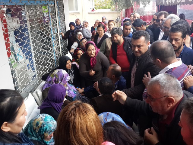 ALANYA'YA ŞEHİT ATEŞİ DÜŞTÜ

Alanya Kaymakamı Dr. Hasan Tanrıseven, Mardin'in Nusaybin İlçesinde terör örgütü PKK mensuplarına yönelik operasyonda şehit düşen Özel Harekat Polisi Coşkun Nazilli'nin ailesine taziye ziyaretinde bulundu.

Alanya Kaymakamı Dr. Hasan Tanrıseven, Ak Parti Antalya Milletvekili İbrahim Aydın, Alanya Belediye Başkanı Adem Murat Yücel, İlçe Emniyet Müdürü Mehmet Ömür Saka, Alanya Müftüsü Mustafa Topal Şehit Özel Harekat Polis Memuru Coşkun Nazilli'nin ailesinin yaşadığı apartman önünde kurulan taziye çadırına giderek, taziye ziyaretinde bulundu. 

Şehit Coşkun Nazilli için büyük bir üzüntü içerisinde olduklarını söyleyen Kaymakam Tanrıseven, şehidimizin yakınlarına başsağlığı dileğini iletti. Kaymakam Tanrıseven, "Acınız acımızdır. Şehit polis arkadaşımıza Allah’tan rahmet, annesine, babasına ve eşine ve tüm Türkiye'ye başsağlığı diliyorum. Şehidimizin mekanı cennet olsun. Türkiye Cumhuriyeti'ni hedef alan terörün sonu hüsrandır" dedi.

KAYMAKAM TANRISEVEN DUYGUSAL ANLAR YAŞADI

Taziye ziyaretinde Şehit Polis Memuru Coşkun Nazilli'nin annesinin elini öpen Kaymakam Tanrıseven, "Devletimizin görevlileri her zaman emrinizdedir. Bizlerde her türlü hizmetiniz için buradayız" dedi.

Kaymakam Tanrıseven'e Şehidin annesi, abisi ve ablası sarılırken Kaymakam Tanrıseven göz yaşlarını tutamadı.

KAYMAKAM TANRISEVEN ACILI BABAYI ZİYARET ETTİ

Alanya Kaymakamı Dr. Hasan Tanrıseven, Özel Harekat Polis Memuru Coşkun Nazilli'nin Şehit olduğunun haberini aldığında fenalaşarak hastaneye kaldırılan şehidimizin babasını hastanede ziyaret etti. Kaymakam Tanrıseven ile  şehidimizin babası arasında duygusal anlar yaşandı.

Ziyarette  Alanya Kaymakamı Dr. Hasan Tanrıseven'e AK Parti Antalya Milletvekili İbrahim Aydın, Alanya Belediye Başkanı Adem Murat Yücel, Antalya Büyükşehir Belediyesi Alanya Koordinatörü Hüseyin Güney, AK Parti ve MHP İlçe Başkanları eşlik etti.