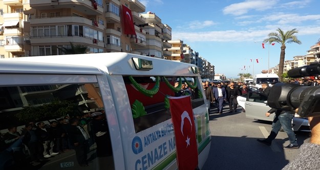 Alanyalı kahraman Özel Harekat Polisi Coşkun Nazilli, son yolculuğuna uğurlanıyor. Cenaze namazı kılınan Nazilli’nin naaşı, Garnizon Şehitliği’ne getirildi

Antalya İl Müftüsü Osman Artan tarafından kıldırılan cenaze namazının ardından Alanyalı kahraman Özel Harekat Polisi Coşkun Nazilli’nin naaşı Alanya Garnizon Şehitliği’ne getirildi. Kalabalık eşliğinde şehitliğe gelen cenaze aracından indirilen şehidin naaşı, omuzlara alındı. Cenaze törenine Antalya Valisi Muammer Türker, Türker’in eşlik ettiği baba Durmuş Nazilli, eşi Ayşegül Nazilli, Çocukları Göktürk ve Gökçe Nazilli, AK Parti Antalya Milletvekili Sena Nur Çelik, Alanya Kaymakamı Hasan Tanrıseven, Antalya Büyükşehir Belediye Başkanı Menderes Türel, Alanya Belediye Başkanı Adem Murat Yücel, AK Parti Antalya İl Başkanı Rıza Sümer, AK Parti Alanya İlçe Teşkilatı Başkanı Mustafa Berberoğlu ve çok sayıda vatandaş katıldı. Öte yandan şehit Coşkun Nazilli’nin Mardin’den gelen silah arkadaşları da şehitlikte.