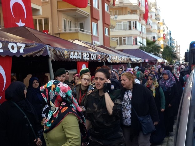 Alanyalı kahraman Özel Harekat Polisi Coşkun Nazilli, son yolculuğuna uğurlanıyor. Cenaze namazı kılınan Nazilli’nin naaşı, Garnizon Şehitliği’ne getirildi

Antalya İl Müftüsü Osman Artan tarafından kıldırılan cenaze namazının ardından Alanyalı kahraman Özel Harekat Polisi Coşkun Nazilli’nin naaşı Alanya Garnizon Şehitliği’ne getirildi. Kalabalık eşliğinde şehitliğe gelen cenaze aracından indirilen şehidin naaşı, omuzlara alındı. Cenaze törenine Antalya Valisi Muammer Türker, Türker’in eşlik ettiği baba Durmuş Nazilli, eşi Ayşegül Nazilli, Çocukları Göktürk ve Gökçe Nazilli, AK Parti Antalya Milletvekili Sena Nur Çelik, Alanya Kaymakamı Hasan Tanrıseven, Antalya Büyükşehir Belediye Başkanı Menderes Türel, Alanya Belediye Başkanı Adem Murat Yücel, AK Parti Antalya İl Başkanı Rıza Sümer, AK Parti Alanya İlçe Teşkilatı Başkanı Mustafa Berberoğlu ve çok sayıda vatandaş katıldı. Öte yandan şehit Coşkun Nazilli’nin Mardin’den gelen silah arkadaşları da şehitlikte.