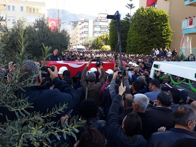 Alanyalı kahraman Özel Harekat Polisi Coşkun Nazilli, son yolculuğuna uğurlanıyor. Cenaze namazı kılınan Nazilli’nin naaşı, Garnizon Şehitliği’ne getirildi

Antalya İl Müftüsü Osman Artan tarafından kıldırılan cenaze namazının ardından Alanyalı kahraman Özel Harekat Polisi Coşkun Nazilli’nin naaşı Alanya Garnizon Şehitliği’ne getirildi. Kalabalık eşliğinde şehitliğe gelen cenaze aracından indirilen şehidin naaşı, omuzlara alındı. Cenaze törenine Antalya Valisi Muammer Türker, Türker’in eşlik ettiği baba Durmuş Nazilli, eşi Ayşegül Nazilli, Çocukları Göktürk ve Gökçe Nazilli, AK Parti Antalya Milletvekili Sena Nur Çelik, Alanya Kaymakamı Hasan Tanrıseven, Antalya Büyükşehir Belediye Başkanı Menderes Türel, Alanya Belediye Başkanı Adem Murat Yücel, AK Parti Antalya İl Başkanı Rıza Sümer, AK Parti Alanya İlçe Teşkilatı Başkanı Mustafa Berberoğlu ve çok sayıda vatandaş katıldı. Öte yandan şehit Coşkun Nazilli’nin Mardin’den gelen silah arkadaşları da şehitlikte.