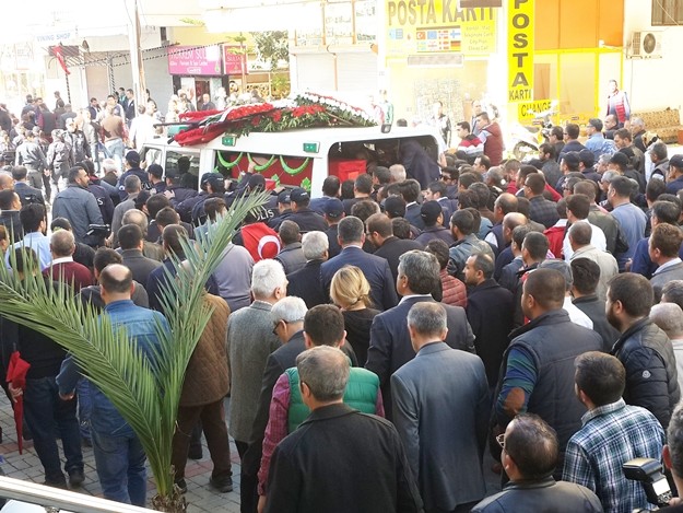 Alanyalı kahraman Özel Harekat Polisi Coşkun Nazilli, son yolculuğuna uğurlanıyor. Cenaze namazı kılınan Nazilli’nin naaşı, Garnizon Şehitliği’ne getirildi

Antalya İl Müftüsü Osman Artan tarafından kıldırılan cenaze namazının ardından Alanyalı kahraman Özel Harekat Polisi Coşkun Nazilli’nin naaşı Alanya Garnizon Şehitliği’ne getirildi. Kalabalık eşliğinde şehitliğe gelen cenaze aracından indirilen şehidin naaşı, omuzlara alındı. Cenaze törenine Antalya Valisi Muammer Türker, Türker’in eşlik ettiği baba Durmuş Nazilli, eşi Ayşegül Nazilli, Çocukları Göktürk ve Gökçe Nazilli, AK Parti Antalya Milletvekili Sena Nur Çelik, Alanya Kaymakamı Hasan Tanrıseven, Antalya Büyükşehir Belediye Başkanı Menderes Türel, Alanya Belediye Başkanı Adem Murat Yücel, AK Parti Antalya İl Başkanı Rıza Sümer, AK Parti Alanya İlçe Teşkilatı Başkanı Mustafa Berberoğlu ve çok sayıda vatandaş katıldı. Öte yandan şehit Coşkun Nazilli’nin Mardin’den gelen silah arkadaşları da şehitlikte.