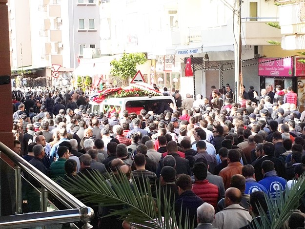 Alanyalı kahraman Özel Harekat Polisi Coşkun Nazilli, son yolculuğuna uğurlanıyor. Cenaze namazı kılınan Nazilli’nin naaşı, Garnizon Şehitliği’ne getirildi

Antalya İl Müftüsü Osman Artan tarafından kıldırılan cenaze namazının ardından Alanyalı kahraman Özel Harekat Polisi Coşkun Nazilli’nin naaşı Alanya Garnizon Şehitliği’ne getirildi. Kalabalık eşliğinde şehitliğe gelen cenaze aracından indirilen şehidin naaşı, omuzlara alındı. Cenaze törenine Antalya Valisi Muammer Türker, Türker’in eşlik ettiği baba Durmuş Nazilli, eşi Ayşegül Nazilli, Çocukları Göktürk ve Gökçe Nazilli, AK Parti Antalya Milletvekili Sena Nur Çelik, Alanya Kaymakamı Hasan Tanrıseven, Antalya Büyükşehir Belediye Başkanı Menderes Türel, Alanya Belediye Başkanı Adem Murat Yücel, AK Parti Antalya İl Başkanı Rıza Sümer, AK Parti Alanya İlçe Teşkilatı Başkanı Mustafa Berberoğlu ve çok sayıda vatandaş katıldı. Öte yandan şehit Coşkun Nazilli’nin Mardin’den gelen silah arkadaşları da şehitlikte.