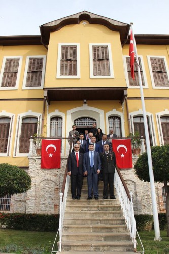 Atatürk'ün Alanya'ya gelişinin 81. yıldönümü törenlerle kutlandı. Törende bir konuşma yapan Alanya Kaymakamı Dr. Hasan Tanrıseven, ''Atatürk'ün gösterdiği doğrultuda önder ülke olmak için var gücümüzle çalışacağız'' dedi.

Atatürk’ün Alanya’ya gelişinin 81. yıldönümü kutlama programı, İskele'deki Atatürk Anıtı'na çelenk sunumu ve İstiklal Marşı'nın okunmasıyla başladı. Alanya Kaymakamı Dr. Hasan Tanrıseven, kutlama programında katılımcı öğrencilere, öğretmenlere ve protokol üyelerine yaptığı konuşmasında Cumhuriyetin Kurucusu Ulu Önder Mustafa Kemal Atatürk’ün 81 yıl önce Alanya'ya geldiğini belirterek Atatürk ve silah arkadaşlarını, vatan için şahadet mertebesine erişenleri şükranla andığını ifade etti.

KAYMAKAM TANRISEVEN ''TÜRK TURİZMİNİN YILDIZI OLAN ALANYA'MIZI DAHA DA ÇOK PARLATMAK ÇALIŞMALARIMIZI SÜRDÜRECEĞİZ''

Alanya Kaymakamı Dr. Hasan Tanrıseven konuşmasının devamında şunları kaydetti: '' Bugün Cumhuriyetimizin kurucusu Ulu Önder Atatürk'ün Alanya'ya gelişinin 81. yıldönümünü kutluyoruz. Ulu Önder Atatürk'ün bizlere gösterdiği yol doğrultusunda çalışmalarımızı sürdüreceğiz. Sevgili gençler; Atatürk'ün bizlere gösterdiği muasır medeniyet seviyesine ulaşmak için daha çok çalışacağız. Bu çalışmaları elbirliği ile yapacağız ki bu coğrafyada, Türkiye Cumhuriyeti en güçlü ve önder ülke olmaya devam edecektir. Geçmişe baktığımız zaman Türkiye'nin, Antalya'nın ve Alanya'mızın çok daha iyi yerlere geldiğini görüyorum. Ama bununla yetinmeyeceğiz ve önder ülke olmak için var gücümüzle çalışmalarımızı sürdüreceğiz. Olaylardan, bir takım aksaklıklardan asla yılmayacağız. 	Dünkü terör saldırısında olduğu gibi bu gibi olaylar bizim geleceğe endişe ile bakmamıza değil aksine daha çok bilenmemize ülkemizi sevmemize ve birbirimize kenetlenmemize vesile olacaktır. Ankara'daki saldırıda hayatlarını kaybeden Türk Silahlı Kuvvetleri Mensuplarına ve vatandaşlarımıza Allah'tan rahmet diliyorum. İnşallah el birliği ile çalışmalarımızı sürdürerek ülkemizi iyi bir yerlere getirme gayreti içerisinde olacağız. Türk turizminin yıldızı olan Alanya'mızı daha da çok parlatmak için Atatürk'ün gösterdiği doğrultuda çalışmalarımızı sürdüreceğiz.''

Alanya Belediye Başkan Vekili Mehmet Kula yaptığı konuşmada, Ankara’da dün gerçekleşen Terör saldırısını kınayarak sözlerine başladı. Belediye Başkan Vekili Kula, medeniyetlere ev sahipliği yapmış olan Alanya’yı 18 Şubat 1935’te ziyaret eden Ulu Önder Atatürk’ü büyük bir özlemle andıklarını belirterek birlik ve beraberlik içinde olunması gerektiğini söyledi.

Hasan Çolak Anadolu Lisesi Tarih öğretmeni Raşit Fehmi Raşitoğlu’nun günün anlam ve önemini belirten konuşmasının ardından Atatürk’ün Alanya’ya gelişi ile ilgili şiirleri; Hayate Hanım Ortaokulu ve Fevzi Alaettinoğlu Anadolu Lisesi öğrencileri tarafından okundu. Protokol, misafir ve öğrencilerin Atatürk Evi’ni gezmesiyle devam eden kutlama programı, saat 10.30'da da Atatürk’ün Alanya’ya gelişi ile ilgili kros yarışmasının ve Türkiye Atletizm Federasyonunun programında yer alan Atletizmi Geliştirme Yarışmasının düzenlenmesi ile son buldu.