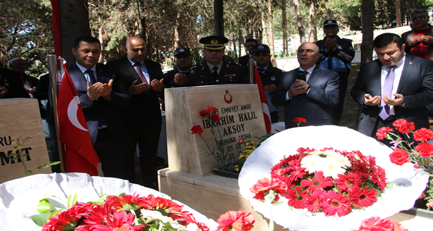 18 Mart Şehitleri Anma Günü ve Çanakkale Deniz Zaferi’nin 101. Yıl dönümü nedeniyle Alanya’da çeşitli etkinlikler düzenlendi. 

ATATÜRK ANITINA ÇELENK BIRAKILDI

Tüm yurtta olduğu gibi Alanya’da da 18 Mart Şehitleri Anma Günü ve Çanakkale Deniz Zaferi'nin 101. yıl dönümü dolayısıyla çeşitli etkinlikler düzenlendi. Hükümet Meydanı'ndaki Atatürk Anıtı'na çelenklerin sunulmasıyla başlayan törene Alanya Kaymakamı Hasan Tanrıseven, Alanya Belediye Başkanı Adem Murat Yücel, Alanya Garnizon Komutanı Binbaşı Fatih Hati, Alanya Cumhuriyet Başsavcısı Musa Taşkın,  siyasi parti ve dernek temsilcileri, kurum amirleri, gaziler, şehit yakınları, öğrenciler ve vatandaşlar katıldı. Törende önce kaymakamlık, garnizon komutanlığı ve belediye başkanlığı çelenkleri sunuldu. Sonra saygı duruşunda bulunularak İstiklal Marşı okunmasıyla meydandaki tören sona erdi. 

ÖĞRENCİLERDEN ORATORYO GÖSTERİSİ

Çanakkale Zaferi’nin 101. Yıl Dönümü ve 18 Mart Şehitleri Anma Günü etkinlikleri, Alanya Kültür Merkezi’nde düzenlenen program ile devam etti.
Protokol üyeleri ve katılımcılar, Alanya Kültür Merkezi A Salonuna gerçekleştirilen ve Milli Eğitim Müdürlüğü tarafından koordine edilen Çanakkale Zaferi Programı’nı izledi. Programın açılış konuşmasını Şehit Abdullah Ümit Sercan Anadolu Lisesi Müdürü Mevlüt Uysal yaptı. Günün anlam ve önemini belirten konuşmayı yapan Şehit Abdullah Ümit Sercan Anadolu Lisesi Tarih öğretmeni Şükrü Cihan Ercin’in ardından, Şehit Abdullah Ümit Sercan Anadolu Lisesi Kültür Edebiyat Kulübü öğrencileri, “Çanakkale Geçilmez – Çanakkale’den Ankara’ya” adlı Oratoryo gösterisi sergilediler.

ALANYA GARNİZON ŞEHİTLİĞİ ZİYARET EDİLDİ

Alanya Kültür Merkezi A Salonunda düzenlenen törenin ardından, Alanya Belediye Başkanı Adem Murat Yücel, protokol üyeleri ve şehit yakınları ile birlikte Alanya Şehitliği’ni ziyaret etti. Alanya Kaymakamı Hasan Tanrıseven, Alanya Belediye Başkanı Adem Murat Yücel, Alanya Garnizon Komutanı Binbaşı Fatih Hati şehitlik özel defterini imzaladı. Ardından Alanya Kaymakamı Hasan Tanrıseven ve Alanya Belediye Başkanı Adem Murat Yücel şehit mezarlarına el çelengi bıraktı. Şehit mezarları ziyaret edildikten sonra İlçe Müftülük görevlileri tarafından şehitlerimizin ruhuna dualar okundu.

BAŞKAN YÜCEL, ÖĞRETMENEVİ’NDE ŞEHİT AİLELERİ VE GAZİLER ONURUNA YEMEK DÜZENLEDİ

Alanya Belediye Başkanı Adem Murat Yücel, şehit aileleri ve yakınlarını ile gazileri, Alanya Öğretmenler evinde ağırladı. Alanya’da 18 Mart Şehitleri Anma Günü’nde şehit ailelerini ve gazileri yalnız bırakmayan Adem Murat Yücel Öğretmenler Evi’nde şehit ailelerine ve yakınlarına yemek verdi. Yemeğe Alanya Kaymakamı Hasan Tanrıseven, Alanya Belediye Başkanı Adem Murat Yücel, Alanya Garnizon Komutanı Binbaşı Fatih Hati, gaziler, şehit aileleri ve yakınları katıldı. Yemeğin ardından şehitlerimizin ruhuna dua okundu.