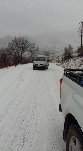 Alanya'nın yaylarında hava sıcaklığı -14 dereceyi buldu

Şehir merkezinde de hissedilir derece düşen sıcaklık, kar yağışından kaynaklanan yayların yollarını da etkilemiş durumda. -14 dereceyi bulan soğukluk yaylalarda yolların buz tutmasına neden oluyor. Buz tutan yollar sebebiyle Kuş yuvası yolunda, yola hazırlıksız yakalananlar kazaya davetiye çıkarıyor. Yaylaya çıkacak olan sürücülerin önlemlerini alarak yola çıkmaları tavsiye ediliyor.