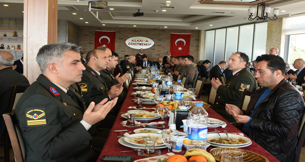 18 Mart Şehitleri Anma Günü ve Çanakkale Deniz Zaferi’nin 101. Yıl dönümü nedeniyle Alanya’da çeşitli etkinlikler düzenlendi. 

ATATÜRK ANITINA ÇELENK BIRAKILDI

Tüm yurtta olduğu gibi Alanya’da da 18 Mart Şehitleri Anma Günü ve Çanakkale Deniz Zaferi'nin 101. yıl dönümü dolayısıyla çeşitli etkinlikler düzenlendi. Hükümet Meydanı'ndaki Atatürk Anıtı'na çelenklerin sunulmasıyla başlayan törene Alanya Kaymakamı Hasan Tanrıseven, Alanya Belediye Başkanı Adem Murat Yücel, Alanya Garnizon Komutanı Binbaşı Fatih Hati, Alanya Cumhuriyet Başsavcısı Musa Taşkın,  siyasi parti ve dernek temsilcileri, kurum amirleri, gaziler, şehit yakınları, öğrenciler ve vatandaşlar katıldı. Törende önce kaymakamlık, garnizon komutanlığı ve belediye başkanlığı çelenkleri sunuldu. Sonra saygı duruşunda bulunularak İstiklal Marşı okunmasıyla meydandaki tören sona erdi. 

ÖĞRENCİLERDEN ORATORYO GÖSTERİSİ

Çanakkale Zaferi’nin 101. Yıl Dönümü ve 18 Mart Şehitleri Anma Günü etkinlikleri, Alanya Kültür Merkezi’nde düzenlenen program ile devam etti.
Protokol üyeleri ve katılımcılar, Alanya Kültür Merkezi A Salonuna gerçekleştirilen ve Milli Eğitim Müdürlüğü tarafından koordine edilen Çanakkale Zaferi Programı’nı izledi. Programın açılış konuşmasını Şehit Abdullah Ümit Sercan Anadolu Lisesi Müdürü Mevlüt Uysal yaptı. Günün anlam ve önemini belirten konuşmayı yapan Şehit Abdullah Ümit Sercan Anadolu Lisesi Tarih öğretmeni Şükrü Cihan Ercin’in ardından, Şehit Abdullah Ümit Sercan Anadolu Lisesi Kültür Edebiyat Kulübü öğrencileri, “Çanakkale Geçilmez – Çanakkale’den Ankara’ya” adlı Oratoryo gösterisi sergilediler.

ALANYA GARNİZON ŞEHİTLİĞİ ZİYARET EDİLDİ

Alanya Kültür Merkezi A Salonunda düzenlenen törenin ardından, Alanya Belediye Başkanı Adem Murat Yücel, protokol üyeleri ve şehit yakınları ile birlikte Alanya Şehitliği’ni ziyaret etti. Alanya Kaymakamı Hasan Tanrıseven, Alanya Belediye Başkanı Adem Murat Yücel, Alanya Garnizon Komutanı Binbaşı Fatih Hati şehitlik özel defterini imzaladı. Ardından Alanya Kaymakamı Hasan Tanrıseven ve Alanya Belediye Başkanı Adem Murat Yücel şehit mezarlarına el çelengi bıraktı. Şehit mezarları ziyaret edildikten sonra İlçe Müftülük görevlileri tarafından şehitlerimizin ruhuna dualar okundu.

BAŞKAN YÜCEL, ÖĞRETMENEVİ’NDE ŞEHİT AİLELERİ VE GAZİLER ONURUNA YEMEK DÜZENLEDİ

Alanya Belediye Başkanı Adem Murat Yücel, şehit aileleri ve yakınlarını ile gazileri, Alanya Öğretmenler evinde ağırladı. Alanya’da 18 Mart Şehitleri Anma Günü’nde şehit ailelerini ve gazileri yalnız bırakmayan Adem Murat Yücel Öğretmenler Evi’nde şehit ailelerine ve yakınlarına yemek verdi. Yemeğe Alanya Kaymakamı Hasan Tanrıseven, Alanya Belediye Başkanı Adem Murat Yücel, Alanya Garnizon Komutanı Binbaşı Fatih Hati, gaziler, şehit aileleri ve yakınları katıldı. Yemeğin ardından şehitlerimizin ruhuna dua okundu.