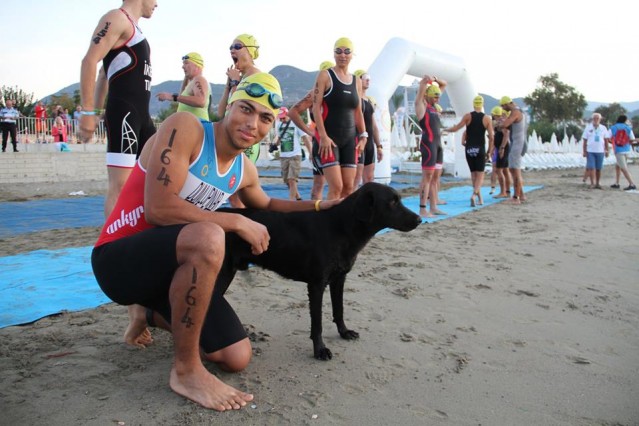 Alanya halkının da yoğun ilgi gösterdiği triathlon yarışları saat 14.00 de büyük bayan startı ile devam edecek.