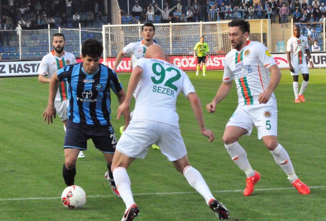 Alanyaspor 1-0 önde götürdüğü maçı son dakikada yediği golle berabere bitirdi, 2 puanı son dakikada kaybetti.

PTT 1. Lig'de oynanan 23. hafta karşılaşmasında Multigroup Alanyaspor deplasmanda Adana Demirspor ile 1-1 berabere kaldı. Yaklaşık 300 turuncu yeşilli taraftarın takımına destek verdiği karşılaşmada yönetim kurulu da kalabalık bir grupla stada gelerek takımı yalnız bırakmadı. 


STAT: 5 Ocak Fatih Terim

HAKEMLER: Tolga Özkalfa, Serkan Gençerler, İlker Takpak

ADANA DEMİRSPOR: Fevzi- Mahmut (Dk.80 Anıl), Attamah, Pote, Bezerra, Şenol, Burak, Onur, Hüseyin (Dk.61 Kenan), Gomes, İbrahim Moro (Dk.74 İbrahim Dağaşan)

MULTİGROUP ALANYASPOR: Haydar- Yasin, Ahmet, Sezer, Kerem Can, Timuçin (Dk.78 Galip), Deniz, Sinan (Dk.68 Efecan), Emre (Dk.87 Barış), Tayfur, Ayite

GOL: DK.58 Emre (Multigroup Alanyaspor)

SARI KARTLAR: Şenol, Onur, Gomes, İbrahim Dağaşan) (Adana Demirspor), Deniz, Efecan, Kerem Can (Multigroup Alanyaspor)


Karşılaşmanın 3. dakikasında sağ kanatta Sinan'dan aldığı topu Yasin ortaladı. Ayite'nin kafa vuruşunda top az farkla yandan auta gitti. 6. dakikada Sezer sol kanattan yerden ortaladı. Deniz topu kontrol ederek yerden kaleye vurdu ancak kaleci Fevzi gole izin vermedi. 8. dakikada Tiago'nun vuruşunda top üstten auta gitti. 35. dakikada ev sahibi takım soldan atağa çıktı. Burak topla birlikte ceza sahasına girdi. Bu oyuncunun çaprazdan sert şutu az farkla auta gitti. Karşılaşmanın ilk yarısı golsüz berabere tamamlandı. 

Maçın 58. dakikasında savunmanın arkasına sarkan Emre topu rakibinden kurtararak çapraz pozisyonda topu plaseyle filelere gönderdi: 0-1. 66. dakikada Sinan'a çok sert faul yapan Kenan kırmızı kartla oyundan atıldı. 76. dakikada turuncu yeşilli takım Ayite ile ani atağa çıktı. Savunmanın arkasına sarkan Ayite kaleciyi geçmek isterken açısını kaybetti. Bu oyuncunun vuruşunda top auta gitti. 86. dakikada Ayite'nin pasında rakip yarı alana hareketlenen Tayfur topu geriden gelen Galip'e çıkardı. Kaleciyle karşı karşıya kalan Galip'in vuruşunda top kaleci Fevzi'den döndü. 89. dakikada Anıl'ın ortasında İbrahim'in kafa vuruşu kaleci Haydar'dan döndü. Topu önünde bulan Pote yakın mesafeden fileleri havalandırdı. 90+1. dakikada Kerem Can soldan ortaladı, Tayfur kafa vurdu ancak top kaleci Fevzi de kaldı. 90+2. dakikada Adana Demirspor ceza alanında oluşan karambolde Attamah topu kafayla çizgiden çıkardı. Karşılaşma 1-1 berabere sona erdi.