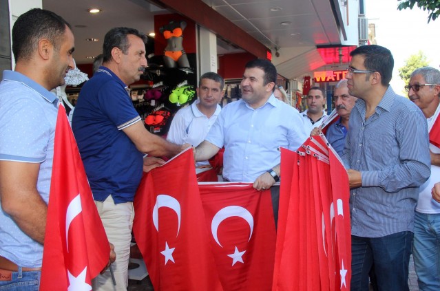 Kahvaltıda konuşan ALKOD Başkanı Ömer Göker ise 30 Ağustos Zafer Bayramı nedeniyle bir kampanya başlattıklarını ifade ederek Belediye ve Esnaf Odaları ile birlikte   10 bin adet bayrak hazırlattıklarını söyledi. Başkan Göker, 30 Ağustos Zafer Bayramı öncesi esnaflarımıza ve  vatandaşlarımıza bayrakları dağıtacaklarını ifade ederek başlatmış oldukları kampanyaya destek veren herkese teşekkür etti.