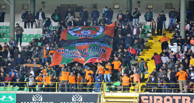 Alanyaspor, Karşıyaka karşısında 2-0'lık skor avantajını koruyamadı, Adana Demirspor maçında olduğu gibi yine son dakika yediği golle hem 2 puandan hemde liderlikten oldu. 

PTT 1. Lig'in 24. haftasında oynanan karşılaşmada Multigroup Alanyaspor sahasında Karşıyaka ile 2-2 berabere kaldı. 

STAT: Alanya Oba Stadı

HAKEMLER: Süleyman Abay, Gökmen Olgaç, Candaş Elbil

MULTİGROUP ALANYASPOR: Haydar- Yasin, Ahmet, Sezer, Kerem Can, Timuçin, Emre, Tayfur (Dk.78 Perovic), Barış (Dk.55 Caner), Sinan (Dk.84 Efecan), Ayite

KARŞIYAKA: Behram- Zeki, Tayfun (Dk.60 Şahin), Ömer Can, Tisdell, Can (Dk.68 Mahmut), Youssef, Efe Halil, Mustafa, Berkay Can, İbrahim (Dk.46 Gökhan)

GOLLER: Dk.1 Sinan, Dk.45 Timuçin (MultigroupAlanyaspor), Dk.51 Youssef, Dk.89 Gökhan (Karşıyaka)

KIRMIZI KART: Dk.90 Ayite (MultigroupAlanyaspor)

SARI KARTLAR: Sinan, Barış, Emre (MultigroupAlanyaspor), Can, Youssef, Ömer Can, Behram (Karşıyaka)

Karşılaşmanın 20. saniyesinde turuncu yeşilliler faul atışını çabuk kullandı. Tayfur’un pasında Sinan kaleciyi çalımlayarak topu ağlarla buluşturdu: 1-0. 18. dakikada Kerem Can’ın ortasında Tayfur kafa vurdu, top auta çıktı. 20. dakikada Zeki’nin ortaladığı topta Tisdell’in kafa vuruşu az farkla auta gitti. 21. dakikada Tisdell’in uzaktan sert şutunu Haydar son anda kornere çeldi. 30. dakikada Kerem Can’ın ortasında savunmadan dönen topa bu oyuncu ayağının dışıyla sert vurdu top direğin üstünden auta gitti. 35. dakikada Yasin sağ kanattan ceza alanına sokuldu. Bu oyuncunun içeriye sert çevirdiği topu Tayfur güçlükle kontrol etti ancak tehlikeyi savunma uzaklaştırdı. 37. dakikada Ayite, Tayfur’dan aldığı pasla uzaktan sert vurdu ancak top az farkla auta çıktı. 41. dakikada topu rakibinden kurtaran Barış geriden gelen Tayfur’un önüne bıraktı. Bu oyuncunun şutunu kaleci güçlükle kornere çeldi. 45. dakikada gelişen ani atakta Kerem Can’ın soldan ortasına Ayite kayarak vurdu, direkten dönen topu Timuçin ağlarla buluşturdu: 2-0. Karşılaşmanın ilk yarısı 2-0 turuncu yeşilli takımın üstünlüğüyle tamamlandı. 

50. dakikada Emre'nin pasında savunmanın arasında topu kontrol eden Sinan dönerek kaleyi vurdu kaleci Behram gole izin vermedi. 51. dakikada Youssef uzaktan vurdu, yerden giden top köşeden filelere gitti: 2-1. 63. dakikada Emre topu rakibinden kurtararak Ayite'ye verdi. Ceza alanına giren Ayite açısını kaybetti ancak sağ çaprazdan kaleye vurdu. Top yan ağlarda kaldı. 83. Dakikada Youssef’in ortasında Gökhan’ın kafa vuruşu üstten auta gitti. 88. Dakikada Efecan’ın pasında savunmanın arasında topla buluşan Perovic bekletmeden kaleye vurdu ancak top az farkla yandan auta gitti. 89. dakikada turuncu yeşilli savunma topu ceza yayında kaptırdı. Solda boşta kalan Gökhan sert bir vuruşla topu Haydar’ın solundan filelere gönderdi: 2-2. 90. Dakikada rakibine faul yapan Ayite kırmızı kartla oyundan atıldı. 90+5. dakikada Efecan rakibinden sıyrılarak topu Emre’ye aktardı. Bu oyuncu uydun durumda kaleye vurmak yerine pas vermeyi tercih edince top auta gitti. Karşılaşma 2-2 berabere sona erdi. 

İşte PTT 1.Lig Puan Durumu

1.ADANASPOR A.Ş.		41
2.MULTIGROUP ALANYASPOR		40
3.KARDEMİR KARABÜKSPOR		40
4.ADANA DEMİRSPOR		39
5.GİRESUNSPOR		        36
6.VARTAŞ ELAZIĞSPOR		36
7.BALIKESİRSPOR           	33
8.GÖZTEPE A.Ş.		        33
9.GAZİANTEP B.Ş. BLD.SPOR	32
10.ALTINORDU A.Ş.		32
11.BOLUSPOR	        	32
12.SAMSUNSPOR           	31
13.ALİMA YENİ MALATYASPOR	28
14.ŞANLIURFASPOR		25
15.1461 TRABZON		        23
16.KAYSERİ ERCİYESSPOR		21
17.DENİZLİSPOR          	21
18.KARŞIYAKA	        	19

Ceza Puanı Alan Takımlar

Takım Adı	Ceza Puanı

SAMSUNSPOR	3
DENİZLİSPOR	3