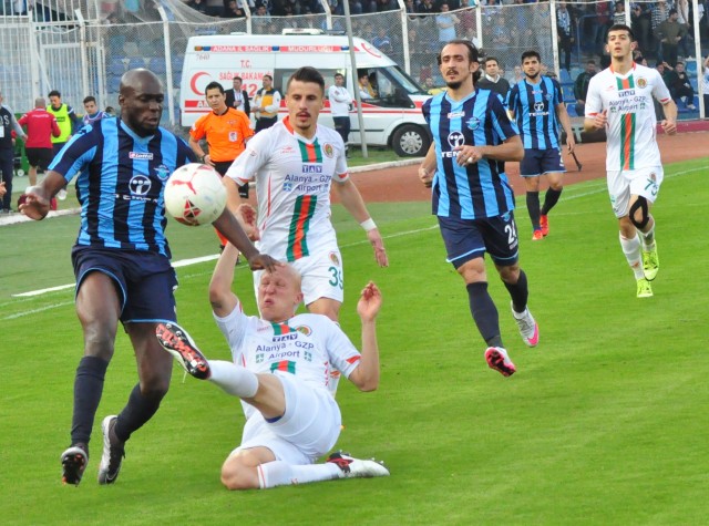 Alanyaspor 1-0 önde götürdüğü maçı son dakikada yediği golle berabere bitirdi, 2 puanı son dakikada kaybetti.

PTT 1. Lig'de oynanan 23. hafta karşılaşmasında Multigroup Alanyaspor deplasmanda Adana Demirspor ile 1-1 berabere kaldı. Yaklaşık 300 turuncu yeşilli taraftarın takımına destek verdiği karşılaşmada yönetim kurulu da kalabalık bir grupla stada gelerek takımı yalnız bırakmadı. 


STAT: 5 Ocak Fatih Terim

HAKEMLER: Tolga Özkalfa, Serkan Gençerler, İlker Takpak

ADANA DEMİRSPOR: Fevzi- Mahmut (Dk.80 Anıl), Attamah, Pote, Bezerra, Şenol, Burak, Onur, Hüseyin (Dk.61 Kenan), Gomes, İbrahim Moro (Dk.74 İbrahim Dağaşan)

MULTİGROUP ALANYASPOR: Haydar- Yasin, Ahmet, Sezer, Kerem Can, Timuçin (Dk.78 Galip), Deniz, Sinan (Dk.68 Efecan), Emre (Dk.87 Barış), Tayfur, Ayite

GOL: DK.58 Emre (Multigroup Alanyaspor)

SARI KARTLAR: Şenol, Onur, Gomes, İbrahim Dağaşan) (Adana Demirspor), Deniz, Efecan, Kerem Can (Multigroup Alanyaspor)


Karşılaşmanın 3. dakikasında sağ kanatta Sinan'dan aldığı topu Yasin ortaladı. Ayite'nin kafa vuruşunda top az farkla yandan auta gitti. 6. dakikada Sezer sol kanattan yerden ortaladı. Deniz topu kontrol ederek yerden kaleye vurdu ancak kaleci Fevzi gole izin vermedi. 8. dakikada Tiago'nun vuruşunda top üstten auta gitti. 35. dakikada ev sahibi takım soldan atağa çıktı. Burak topla birlikte ceza sahasına girdi. Bu oyuncunun çaprazdan sert şutu az farkla auta gitti. Karşılaşmanın ilk yarısı golsüz berabere tamamlandı. 

Maçın 58. dakikasında savunmanın arkasına sarkan Emre topu rakibinden kurtararak çapraz pozisyonda topu plaseyle filelere gönderdi: 0-1. 66. dakikada Sinan'a çok sert faul yapan Kenan kırmızı kartla oyundan atıldı. 76. dakikada turuncu yeşilli takım Ayite ile ani atağa çıktı. Savunmanın arkasına sarkan Ayite kaleciyi geçmek isterken açısını kaybetti. Bu oyuncunun vuruşunda top auta gitti. 86. dakikada Ayite'nin pasında rakip yarı alana hareketlenen Tayfur topu geriden gelen Galip'e çıkardı. Kaleciyle karşı karşıya kalan Galip'in vuruşunda top kaleci Fevzi'den döndü. 89. dakikada Anıl'ın ortasında İbrahim'in kafa vuruşu kaleci Haydar'dan döndü. Topu önünde bulan Pote yakın mesafeden fileleri havalandırdı. 90+1. dakikada Kerem Can soldan ortaladı, Tayfur kafa vurdu ancak top kaleci Fevzi de kaldı. 90+2. dakikada Adana Demirspor ceza alanında oluşan karambolde Attamah topu kafayla çizgiden çıkardı. Karşılaşma 1-1 berabere sona erdi.