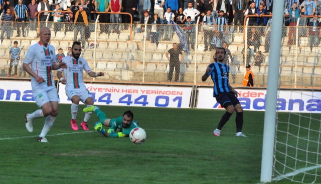 Alanyaspor 1-0 önde götürdüğü maçı son dakikada yediği golle berabere bitirdi, 2 puanı son dakikada kaybetti.

PTT 1. Lig'de oynanan 23. hafta karşılaşmasında Multigroup Alanyaspor deplasmanda Adana Demirspor ile 1-1 berabere kaldı. Yaklaşık 300 turuncu yeşilli taraftarın takımına destek verdiği karşılaşmada yönetim kurulu da kalabalık bir grupla stada gelerek takımı yalnız bırakmadı. 


STAT: 5 Ocak Fatih Terim

HAKEMLER: Tolga Özkalfa, Serkan Gençerler, İlker Takpak

ADANA DEMİRSPOR: Fevzi- Mahmut (Dk.80 Anıl), Attamah, Pote, Bezerra, Şenol, Burak, Onur, Hüseyin (Dk.61 Kenan), Gomes, İbrahim Moro (Dk.74 İbrahim Dağaşan)

MULTİGROUP ALANYASPOR: Haydar- Yasin, Ahmet, Sezer, Kerem Can, Timuçin (Dk.78 Galip), Deniz, Sinan (Dk.68 Efecan), Emre (Dk.87 Barış), Tayfur, Ayite

GOL: DK.58 Emre (Multigroup Alanyaspor)

SARI KARTLAR: Şenol, Onur, Gomes, İbrahim Dağaşan) (Adana Demirspor), Deniz, Efecan, Kerem Can (Multigroup Alanyaspor)


Karşılaşmanın 3. dakikasında sağ kanatta Sinan'dan aldığı topu Yasin ortaladı. Ayite'nin kafa vuruşunda top az farkla yandan auta gitti. 6. dakikada Sezer sol kanattan yerden ortaladı. Deniz topu kontrol ederek yerden kaleye vurdu ancak kaleci Fevzi gole izin vermedi. 8. dakikada Tiago'nun vuruşunda top üstten auta gitti. 35. dakikada ev sahibi takım soldan atağa çıktı. Burak topla birlikte ceza sahasına girdi. Bu oyuncunun çaprazdan sert şutu az farkla auta gitti. Karşılaşmanın ilk yarısı golsüz berabere tamamlandı. 

Maçın 58. dakikasında savunmanın arkasına sarkan Emre topu rakibinden kurtararak çapraz pozisyonda topu plaseyle filelere gönderdi: 0-1. 66. dakikada Sinan'a çok sert faul yapan Kenan kırmızı kartla oyundan atıldı. 76. dakikada turuncu yeşilli takım Ayite ile ani atağa çıktı. Savunmanın arkasına sarkan Ayite kaleciyi geçmek isterken açısını kaybetti. Bu oyuncunun vuruşunda top auta gitti. 86. dakikada Ayite'nin pasında rakip yarı alana hareketlenen Tayfur topu geriden gelen Galip'e çıkardı. Kaleciyle karşı karşıya kalan Galip'in vuruşunda top kaleci Fevzi'den döndü. 89. dakikada Anıl'ın ortasında İbrahim'in kafa vuruşu kaleci Haydar'dan döndü. Topu önünde bulan Pote yakın mesafeden fileleri havalandırdı. 90+1. dakikada Kerem Can soldan ortaladı, Tayfur kafa vurdu ancak top kaleci Fevzi de kaldı. 90+2. dakikada Adana Demirspor ceza alanında oluşan karambolde Attamah topu kafayla çizgiden çıkardı. Karşılaşma 1-1 berabere sona erdi.