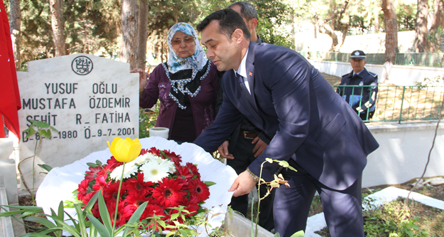 18 Mart Şehitleri Anma Günü ve Çanakkale Deniz Zaferi’nin 101. Yıl dönümü nedeniyle Alanya’da çeşitli etkinlikler düzenlendi. 

ATATÜRK ANITINA ÇELENK BIRAKILDI

Tüm yurtta olduğu gibi Alanya’da da 18 Mart Şehitleri Anma Günü ve Çanakkale Deniz Zaferi'nin 101. yıl dönümü dolayısıyla çeşitli etkinlikler düzenlendi. Hükümet Meydanı'ndaki Atatürk Anıtı'na çelenklerin sunulmasıyla başlayan törene Alanya Kaymakamı Hasan Tanrıseven, Alanya Belediye Başkanı Adem Murat Yücel, Alanya Garnizon Komutanı Binbaşı Fatih Hati, Alanya Cumhuriyet Başsavcısı Musa Taşkın,  siyasi parti ve dernek temsilcileri, kurum amirleri, gaziler, şehit yakınları, öğrenciler ve vatandaşlar katıldı. Törende önce kaymakamlık, garnizon komutanlığı ve belediye başkanlığı çelenkleri sunuldu. Sonra saygı duruşunda bulunularak İstiklal Marşı okunmasıyla meydandaki tören sona erdi. 

ÖĞRENCİLERDEN ORATORYO GÖSTERİSİ

Çanakkale Zaferi’nin 101. Yıl Dönümü ve 18 Mart Şehitleri Anma Günü etkinlikleri, Alanya Kültür Merkezi’nde düzenlenen program ile devam etti.
Protokol üyeleri ve katılımcılar, Alanya Kültür Merkezi A Salonuna gerçekleştirilen ve Milli Eğitim Müdürlüğü tarafından koordine edilen Çanakkale Zaferi Programı’nı izledi. Programın açılış konuşmasını Şehit Abdullah Ümit Sercan Anadolu Lisesi Müdürü Mevlüt Uysal yaptı. Günün anlam ve önemini belirten konuşmayı yapan Şehit Abdullah Ümit Sercan Anadolu Lisesi Tarih öğretmeni Şükrü Cihan Ercin’in ardından, Şehit Abdullah Ümit Sercan Anadolu Lisesi Kültür Edebiyat Kulübü öğrencileri, “Çanakkale Geçilmez – Çanakkale’den Ankara’ya” adlı Oratoryo gösterisi sergilediler.

ALANYA GARNİZON ŞEHİTLİĞİ ZİYARET EDİLDİ

Alanya Kültür Merkezi A Salonunda düzenlenen törenin ardından, Alanya Belediye Başkanı Adem Murat Yücel, protokol üyeleri ve şehit yakınları ile birlikte Alanya Şehitliği’ni ziyaret etti. Alanya Kaymakamı Hasan Tanrıseven, Alanya Belediye Başkanı Adem Murat Yücel, Alanya Garnizon Komutanı Binbaşı Fatih Hati şehitlik özel defterini imzaladı. Ardından Alanya Kaymakamı Hasan Tanrıseven ve Alanya Belediye Başkanı Adem Murat Yücel şehit mezarlarına el çelengi bıraktı. Şehit mezarları ziyaret edildikten sonra İlçe Müftülük görevlileri tarafından şehitlerimizin ruhuna dualar okundu.

BAŞKAN YÜCEL, ÖĞRETMENEVİ’NDE ŞEHİT AİLELERİ VE GAZİLER ONURUNA YEMEK DÜZENLEDİ

Alanya Belediye Başkanı Adem Murat Yücel, şehit aileleri ve yakınlarını ile gazileri, Alanya Öğretmenler evinde ağırladı. Alanya’da 18 Mart Şehitleri Anma Günü’nde şehit ailelerini ve gazileri yalnız bırakmayan Adem Murat Yücel Öğretmenler Evi’nde şehit ailelerine ve yakınlarına yemek verdi. Yemeğe Alanya Kaymakamı Hasan Tanrıseven, Alanya Belediye Başkanı Adem Murat Yücel, Alanya Garnizon Komutanı Binbaşı Fatih Hati, gaziler, şehit aileleri ve yakınları katıldı. Yemeğin ardından şehitlerimizin ruhuna dua okundu.