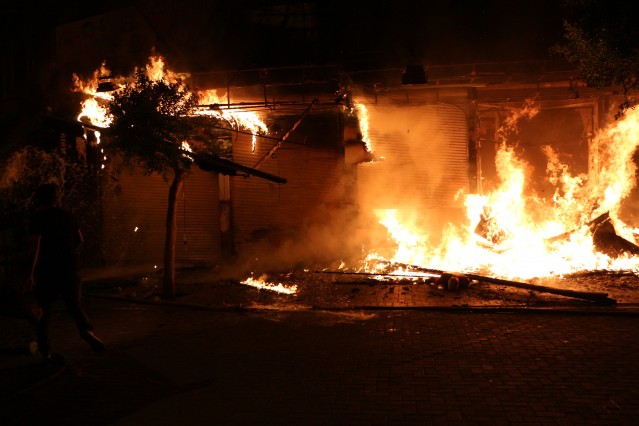 Alanya Ülkü Ocaağı binası altında bulunan bir işyeri de yanarken, binanın yanmaması için ekipler büyük gayret sarfetti.