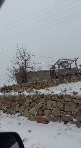 Alanya'nın yaylarında hava sıcaklığı -14 dereceyi buldu

Şehir merkezinde de hissedilir derece düşen sıcaklık, kar yağışından kaynaklanan yayların yollarını da etkilemiş durumda. -14 dereceyi bulan soğukluk yaylalarda yolların buz tutmasına neden oluyor. Buz tutan yollar sebebiyle Kuş yuvası yolunda, yola hazırlıksız yakalananlar kazaya davetiye çıkarıyor. Yaylaya çıkacak olan sürücülerin önlemlerini alarak yola çıkmaları tavsiye ediliyor.