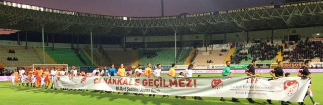 PTT 1. Lig'in 26. haftasında Alanyaspor sahasında Boluspor’u 1-0 mağlup etti. 

Karşılaşmaya futbolcular üzerinde ‘Çanakkale geçilmez’ yazan pankartla çıktı. Karşılaşma öncesi 18 Mart Şehitleri Anma Günü ve Çanakkale Zaferi’nin 101. yıldönümü dolayısıyla şehitlerimiz anısına 1 dakikalık saygı duruşunda bulunuldu. Futbolcularla birlikte sahaya çıkan çocuklar ise seremonide ellerinde Türk Bayrakları ile yer aldı. 

MAÇTAN DAKİKALAR

14. dakikada Caner’in ortasında ceza sahası içinde Ahmet'in kafa vuruşunda top az farkla auta gitti.
20. dakikada Alanyaspor'un kazandığı serbest vuruşta Galip'in ortasına iyi yükselen Ahmet kafayla topu filelere gönderdi. 1-0
29. dakikada Alican'ın ortasına Tevfik yükseldi ancak kaleci Haydar topu tek hamlede kontrol etti. 
47. dakikada Tevfik'in ceza sahası dışından sert şutunda top az farkla auta gitti.
48. dakikada ceza sahası dışında topla buluşan Yusuf'un sert şutunda kaleci Haydar son anda topu kornere çeldi.
90+3. dakikada Galip ile duvar pası yaprak ceza sahasına giren Tayfur’un yakın mesafeden vuruşunda top kaleci Soner’den döndü. 

STAT: Alanya Oba Stadı
HAKEMLER: Çağatay Şahan xx, Deniz Turgut xx, Hüsnü Emre Çelimli xx
MULTİGROUP ALANYASPOR: Haydar xx, Caner xx, Ahmet xx, Sezer xx, Özgür xx, Deniz x, Galip x, Efecan xx ( Perovic dk. 81 x), Emre xx (Gökay dk. 83 x), Tayfur xx (Suley dk. 90 x), Ayite xx
YEDEKLER: Alişan Şeker, Kerem Can Akyüz, Darvydas Sernas, Barış Örücü 
TEKNİK DİREKTÖR: Hüseyin Kalpan
BOLUSPOR: Soner xx, Kemal xx, Hasan xx (Andaç dk. 89 ?), Emre xx, Adem xx, Tevfik xx, Yusuf Emre xx (Hernandez dk. 75 x), Özgür Can xx, Alican xx, Cengiz Umut xx, Cumali xx (Arif dk.75 x)
YEDEKLER: Erdi Yokuşlu, Luiz Henrique, Fatih Turan, Orhan Gülle 
TEKNİK DİREKTÖR: Fatih Tekke
GOL: Ahmet (dk. 20) (Alanyaspor)
SARI KARTLAR: Caner, Ahmet, Galip, Gökay (Alanyaspor), Hasan, Kemal, Emre (Boluspor)


PTT 1.LİG PUAN DURUMU
	
1.ADANASPOR A.Ş.	      26	15	5	6	38	25	13      50
2.KARDEMİR KARABÜKSPOR	      26	13	8	5	29	18	11	47
3.MULTIGROUP ALANYASPOR       26	12	7	7	46	32	14	43
4.ADANA DEMİRSPOR	      26	12	7	7	41	28	13      43
5.VARTAŞ ELAZIĞSPOR	      26	11	9	6	36	28	8	42
6.BALIKESİRSPOR	              26  	9	12	5	31	23	8	39
7.GAZİANTEP B.Ş.SPOR	      26	9	12	5	27	22	5	39
8.GİRESUNSPOR	              26	10	7	9	39	33	6	37
9.SAMSUNSPOR	              26        10  	7	9	38	28	10	34
10.GÖZTEPE A.Ş.               26	8	10	8	31	28	3	34
11.BOLUSPOR	              26	8	10	8	28	36	-8	34
12.ALTINORDU A.Ş.	      26	8	9	9	25	29	-4	33
13.ALİMA YENİ MALATYASPOR     26	9	4	13	25	32	-7	31
14.ŞANLIURFASPOR	      26	6	8	12	23	35	-12	26
15.KAYSERİ ERCİYESSPOR	      26	6	7	13	24	39	-15	25
16.1461 TRABZON	              26        6	7	13	23	39	-16	25
17.DENİZLİSPOR	              26	7	6	13	28	42	-14	24
18.KARŞIYAKA	              26	4	7	15	23	38	-15	19

Ceza Puanı Alan Takımlar

Takım Adı	CezaPuanı
SAMSUNSPOR	   3
DENİZLİSPOR	   3