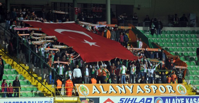 PTT 1. Lig'in 26. haftasında Alanyaspor sahasında Boluspor’u 1-0 mağlup etti. 

Karşılaşmaya futbolcular üzerinde ‘Çanakkale geçilmez’ yazan pankartla çıktı. Karşılaşma öncesi 18 Mart Şehitleri Anma Günü ve Çanakkale Zaferi’nin 101. yıldönümü dolayısıyla şehitlerimiz anısına 1 dakikalık saygı duruşunda bulunuldu. Futbolcularla birlikte sahaya çıkan çocuklar ise seremonide ellerinde Türk Bayrakları ile yer aldı. 

MAÇTAN DAKİKALAR

14. dakikada Caner’in ortasında ceza sahası içinde Ahmet'in kafa vuruşunda top az farkla auta gitti.
20. dakikada Alanyaspor'un kazandığı serbest vuruşta Galip'in ortasına iyi yükselen Ahmet kafayla topu filelere gönderdi. 1-0
29. dakikada Alican'ın ortasına Tevfik yükseldi ancak kaleci Haydar topu tek hamlede kontrol etti. 
47. dakikada Tevfik'in ceza sahası dışından sert şutunda top az farkla auta gitti.
48. dakikada ceza sahası dışında topla buluşan Yusuf'un sert şutunda kaleci Haydar son anda topu kornere çeldi.
90+3. dakikada Galip ile duvar pası yaprak ceza sahasına giren Tayfur’un yakın mesafeden vuruşunda top kaleci Soner’den döndü. 

STAT: Alanya Oba Stadı
HAKEMLER: Çağatay Şahan xx, Deniz Turgut xx, Hüsnü Emre Çelimli xx
MULTİGROUP ALANYASPOR: Haydar xx, Caner xx, Ahmet xx, Sezer xx, Özgür xx, Deniz x, Galip x, Efecan xx ( Perovic dk. 81 x), Emre xx (Gökay dk. 83 x), Tayfur xx (Suley dk. 90 x), Ayite xx
YEDEKLER: Alişan Şeker, Kerem Can Akyüz, Darvydas Sernas, Barış Örücü 
TEKNİK DİREKTÖR: Hüseyin Kalpan
BOLUSPOR: Soner xx, Kemal xx, Hasan xx (Andaç dk. 89 ?), Emre xx, Adem xx, Tevfik xx, Yusuf Emre xx (Hernandez dk. 75 x), Özgür Can xx, Alican xx, Cengiz Umut xx, Cumali xx (Arif dk.75 x)
YEDEKLER: Erdi Yokuşlu, Luiz Henrique, Fatih Turan, Orhan Gülle 
TEKNİK DİREKTÖR: Fatih Tekke
GOL: Ahmet (dk. 20) (Alanyaspor)
SARI KARTLAR: Caner, Ahmet, Galip, Gökay (Alanyaspor), Hasan, Kemal, Emre (Boluspor)


PTT 1.LİG PUAN DURUMU
	
1.ADANASPOR A.Ş.	      26	15	5	6	38	25	13      50
2.KARDEMİR KARABÜKSPOR	      26	13	8	5	29	18	11	47
3.MULTIGROUP ALANYASPOR       26	12	7	7	46	32	14	43
4.ADANA DEMİRSPOR	      26	12	7	7	41	28	13      43
5.VARTAŞ ELAZIĞSPOR	      26	11	9	6	36	28	8	42
6.BALIKESİRSPOR	              26  	9	12	5	31	23	8	39
7.GAZİANTEP B.Ş.SPOR	      26	9	12	5	27	22	5	39
8.GİRESUNSPOR	              26	10	7	9	39	33	6	37
9.SAMSUNSPOR	              26        10  	7	9	38	28	10	34
10.GÖZTEPE A.Ş.               26	8	10	8	31	28	3	34
11.BOLUSPOR	              26	8	10	8	28	36	-8	34
12.ALTINORDU A.Ş.	      26	8	9	9	25	29	-4	33
13.ALİMA YENİ MALATYASPOR     26	9	4	13	25	32	-7	31
14.ŞANLIURFASPOR	      26	6	8	12	23	35	-12	26
15.KAYSERİ ERCİYESSPOR	      26	6	7	13	24	39	-15	25
16.1461 TRABZON	              26        6	7	13	23	39	-16	25
17.DENİZLİSPOR	              26	7	6	13	28	42	-14	24
18.KARŞIYAKA	              26	4	7	15	23	38	-15	19

Ceza Puanı Alan Takımlar

Takım Adı	CezaPuanı
SAMSUNSPOR	   3
DENİZLİSPOR	   3