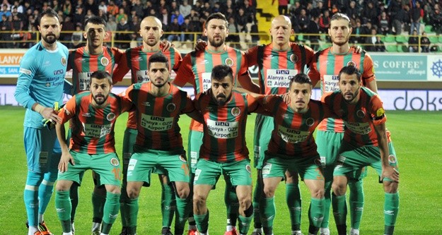 PTT 1. Lig'in 26. haftasında Alanyaspor sahasında Boluspor’u 1-0 mağlup etti. 

Karşılaşmaya futbolcular üzerinde ‘Çanakkale geçilmez’ yazan pankartla çıktı. Karşılaşma öncesi 18 Mart Şehitleri Anma Günü ve Çanakkale Zaferi’nin 101. yıldönümü dolayısıyla şehitlerimiz anısına 1 dakikalık saygı duruşunda bulunuldu. Futbolcularla birlikte sahaya çıkan çocuklar ise seremonide ellerinde Türk Bayrakları ile yer aldı. 

MAÇTAN DAKİKALAR

14. dakikada Caner’in ortasında ceza sahası içinde Ahmet'in kafa vuruşunda top az farkla auta gitti.
20. dakikada Alanyaspor'un kazandığı serbest vuruşta Galip'in ortasına iyi yükselen Ahmet kafayla topu filelere gönderdi. 1-0
29. dakikada Alican'ın ortasına Tevfik yükseldi ancak kaleci Haydar topu tek hamlede kontrol etti. 
47. dakikada Tevfik'in ceza sahası dışından sert şutunda top az farkla auta gitti.
48. dakikada ceza sahası dışında topla buluşan Yusuf'un sert şutunda kaleci Haydar son anda topu kornere çeldi.
90+3. dakikada Galip ile duvar pası yaprak ceza sahasına giren Tayfur’un yakın mesafeden vuruşunda top kaleci Soner’den döndü. 

STAT: Alanya Oba Stadı
HAKEMLER: Çağatay Şahan xx, Deniz Turgut xx, Hüsnü Emre Çelimli xx
MULTİGROUP ALANYASPOR: Haydar xx, Caner xx, Ahmet xx, Sezer xx, Özgür xx, Deniz x, Galip x, Efecan xx ( Perovic dk. 81 x), Emre xx (Gökay dk. 83 x), Tayfur xx (Suley dk. 90 x), Ayite xx
YEDEKLER: Alişan Şeker, Kerem Can Akyüz, Darvydas Sernas, Barış Örücü 
TEKNİK DİREKTÖR: Hüseyin Kalpan
BOLUSPOR: Soner xx, Kemal xx, Hasan xx (Andaç dk. 89 ?), Emre xx, Adem xx, Tevfik xx, Yusuf Emre xx (Hernandez dk. 75 x), Özgür Can xx, Alican xx, Cengiz Umut xx, Cumali xx (Arif dk.75 x)
YEDEKLER: Erdi Yokuşlu, Luiz Henrique, Fatih Turan, Orhan Gülle 
TEKNİK DİREKTÖR: Fatih Tekke
GOL: Ahmet (dk. 20) (Alanyaspor)
SARI KARTLAR: Caner, Ahmet, Galip, Gökay (Alanyaspor), Hasan, Kemal, Emre (Boluspor)


PTT 1.LİG PUAN DURUMU
	
1.ADANASPOR A.Ş.	      26	15	5	6	38	25	13      50
2.KARDEMİR KARABÜKSPOR	      26	13	8	5	29	18	11	47
3.MULTIGROUP ALANYASPOR       26	12	7	7	46	32	14	43
4.ADANA DEMİRSPOR	      26	12	7	7	41	28	13      43
5.VARTAŞ ELAZIĞSPOR	      26	11	9	6	36	28	8	42
6.BALIKESİRSPOR	              26  	9	12	5	31	23	8	39
7.GAZİANTEP B.Ş.SPOR	      26	9	12	5	27	22	5	39
8.GİRESUNSPOR	              26	10	7	9	39	33	6	37
9.SAMSUNSPOR	              26        10  	7	9	38	28	10	34
10.GÖZTEPE A.Ş.               26	8	10	8	31	28	3	34
11.BOLUSPOR	              26	8	10	8	28	36	-8	34
12.ALTINORDU A.Ş.	      26	8	9	9	25	29	-4	33
13.ALİMA YENİ MALATYASPOR     26	9	4	13	25	32	-7	31
14.ŞANLIURFASPOR	      26	6	8	12	23	35	-12	26
15.KAYSERİ ERCİYESSPOR	      26	6	7	13	24	39	-15	25
16.1461 TRABZON	              26        6	7	13	23	39	-16	25
17.DENİZLİSPOR	              26	7	6	13	28	42	-14	24
18.KARŞIYAKA	              26	4	7	15	23	38	-15	19

Ceza Puanı Alan Takımlar

Takım Adı	CezaPuanı
SAMSUNSPOR	   3
DENİZLİSPOR	   3