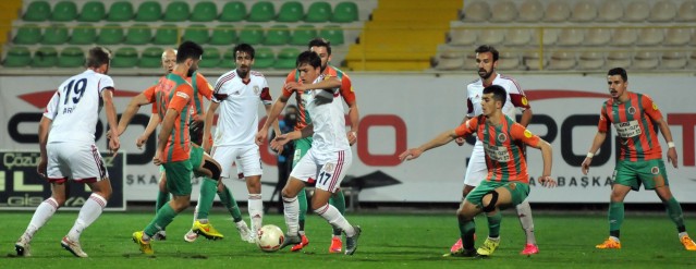 PTT 1. Lig'in 26. haftasında Alanyaspor sahasında Boluspor’u 1-0 mağlup etti. 

Karşılaşmaya futbolcular üzerinde ‘Çanakkale geçilmez’ yazan pankartla çıktı. Karşılaşma öncesi 18 Mart Şehitleri Anma Günü ve Çanakkale Zaferi’nin 101. yıldönümü dolayısıyla şehitlerimiz anısına 1 dakikalık saygı duruşunda bulunuldu. Futbolcularla birlikte sahaya çıkan çocuklar ise seremonide ellerinde Türk Bayrakları ile yer aldı. 

MAÇTAN DAKİKALAR

14. dakikada Caner’in ortasında ceza sahası içinde Ahmet'in kafa vuruşunda top az farkla auta gitti.
20. dakikada Alanyaspor'un kazandığı serbest vuruşta Galip'in ortasına iyi yükselen Ahmet kafayla topu filelere gönderdi. 1-0
29. dakikada Alican'ın ortasına Tevfik yükseldi ancak kaleci Haydar topu tek hamlede kontrol etti. 
47. dakikada Tevfik'in ceza sahası dışından sert şutunda top az farkla auta gitti.
48. dakikada ceza sahası dışında topla buluşan Yusuf'un sert şutunda kaleci Haydar son anda topu kornere çeldi.
90+3. dakikada Galip ile duvar pası yaprak ceza sahasına giren Tayfur’un yakın mesafeden vuruşunda top kaleci Soner’den döndü. 

STAT: Alanya Oba Stadı
HAKEMLER: Çağatay Şahan xx, Deniz Turgut xx, Hüsnü Emre Çelimli xx
MULTİGROUP ALANYASPOR: Haydar xx, Caner xx, Ahmet xx, Sezer xx, Özgür xx, Deniz x, Galip x, Efecan xx ( Perovic dk. 81 x), Emre xx (Gökay dk. 83 x), Tayfur xx (Suley dk. 90 x), Ayite xx
YEDEKLER: Alişan Şeker, Kerem Can Akyüz, Darvydas Sernas, Barış Örücü 
TEKNİK DİREKTÖR: Hüseyin Kalpan
BOLUSPOR: Soner xx, Kemal xx, Hasan xx (Andaç dk. 89 ?), Emre xx, Adem xx, Tevfik xx, Yusuf Emre xx (Hernandez dk. 75 x), Özgür Can xx, Alican xx, Cengiz Umut xx, Cumali xx (Arif dk.75 x)
YEDEKLER: Erdi Yokuşlu, Luiz Henrique, Fatih Turan, Orhan Gülle 
TEKNİK DİREKTÖR: Fatih Tekke
GOL: Ahmet (dk. 20) (Alanyaspor)
SARI KARTLAR: Caner, Ahmet, Galip, Gökay (Alanyaspor), Hasan, Kemal, Emre (Boluspor)


PTT 1.LİG PUAN DURUMU
	
1.ADANASPOR A.Ş.	      26	15	5	6	38	25	13      50
2.KARDEMİR KARABÜKSPOR	      26	13	8	5	29	18	11	47
3.MULTIGROUP ALANYASPOR       26	12	7	7	46	32	14	43
4.ADANA DEMİRSPOR	      26	12	7	7	41	28	13      43
5.VARTAŞ ELAZIĞSPOR	      26	11	9	6	36	28	8	42
6.BALIKESİRSPOR	              26  	9	12	5	31	23	8	39
7.GAZİANTEP B.Ş.SPOR	      26	9	12	5	27	22	5	39
8.GİRESUNSPOR	              26	10	7	9	39	33	6	37
9.SAMSUNSPOR	              26        10  	7	9	38	28	10	34
10.GÖZTEPE A.Ş.               26	8	10	8	31	28	3	34
11.BOLUSPOR	              26	8	10	8	28	36	-8	34
12.ALTINORDU A.Ş.	      26	8	9	9	25	29	-4	33
13.ALİMA YENİ MALATYASPOR     26	9	4	13	25	32	-7	31
14.ŞANLIURFASPOR	      26	6	8	12	23	35	-12	26
15.KAYSERİ ERCİYESSPOR	      26	6	7	13	24	39	-15	25
16.1461 TRABZON	              26        6	7	13	23	39	-16	25
17.DENİZLİSPOR	              26	7	6	13	28	42	-14	24
18.KARŞIYAKA	              26	4	7	15	23	38	-15	19

Ceza Puanı Alan Takımlar

Takım Adı	CezaPuanı
SAMSUNSPOR	   3
DENİZLİSPOR	   3