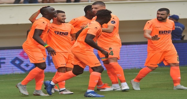 Spor Toto Süper Lig’in 7. hafta maçında Aytemiz Alanyaspor sahasında Akhisarpor ile karşılaşıyor. Mücadelenin ilk yarısı ev sahibi takımın 1-0’lik üstünlüğüyle sona erdi.