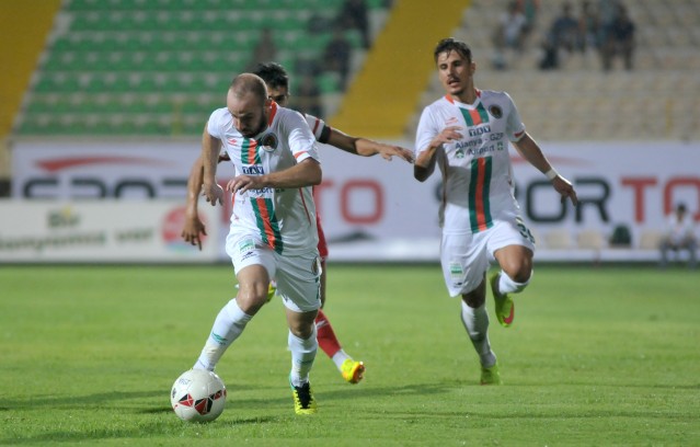 57'nci dakikada Balıkesirspor Muğdat ile ani atağa çıktı. Bu oyuncu topu Eray'a gönderdi. Bu oyuncu topu geriye çıkardı. Geriden gelen Karikari'nin ceza yayından vuruşunda top Haydar'da kaldı.