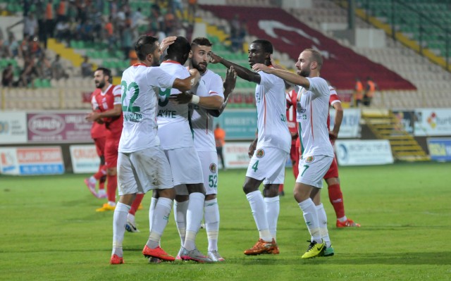 61'inci dakikada orta alanda Sunny topu rakibinden kayarak kurtararak pasını Ayite'ye aktardı. Bu oyuncu savunmanın arasından sert vurdu ancak top kaleciden döndü. Dönen topu önünde bulan Efecan sağdan ceza sahasına giren Tayfur'a aktarmak istedi ancak savunma araya girerek tehlikeyi uzaklaştırdı.