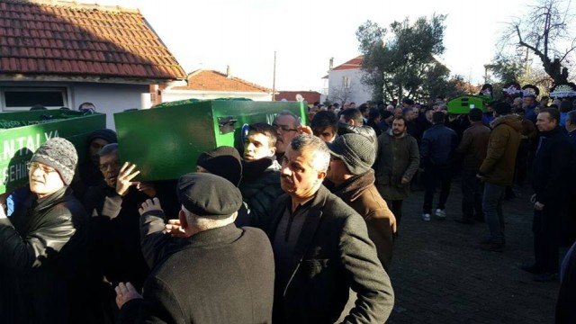 Antalya'nın Aksu ilçesinde bir kamyon ile midibüsün çarpışması sonucu hayatını kaybeden Er ailesi toprağa verildi


Kulalı Derici iş adamı Alim Er’in abisi Ekrem Er, eşi Saliha Er, oğlu Ersin Er ve kızı Semra Er, Antalya’nın Aksu ilçesinde bir kamyon ile kafa kafaya çarpışması sonucu hayatlarını kaybetmişti. Er ailesinin cenazeleri, Uşak’ın Eşme ilçesi Yahya Kalak Camiinde kılınan cenaze namazının ardından Eşme Kabristanlığında toprağa verildi. Düzenlenen cenaze törenine Eşme Belediye Başkanı Hacı Mustafa Çetin, Kula Belediye Başkanı Hüseyin Tosun, Kulalı esnaflar ve Alim Er’in arkadaşları, Antalya’dan Er ailesinin yakınları ile çok sayıda vatandaş katıldı.
Edinilen bilgiye göre kaza, Antalya-Isparta Karayolu'nun 3. kilometresinde meydana geldi. 32 yaşındaki Ersin Er, O7 N 1954 plakalı midibüsü ile annesi Saliha Er (61), babası Ekrem Er (61) ve kız kardeşi Semra Er'le (37) birlikte sabah saatlerinde Alanya'dan Kula’ya doğru yola çıktı. Yolun 3. kilometresinde Ersin Er idaresindeki midibüs, karşı yönden gelen bir pazarlama şirketine ait Cemil D., yönetimindeki 34 FU 1879 plakalı kamyon ile kafa kafaya çarpıştı. Çarpışmanın etkisiyle Kulalı işadamı Alim Er’in abisi Ekrem Er, eşi Saliha Er, oğlu Ersin Er ve kızı Semra Er hayatını kaybetmişti.
Kazada hayatını kaybeden Er ailesinin, hafta sonu Kula’da düzenlenecek olan nişan törenine katılmak için yola çıktıkları öğrenildi.