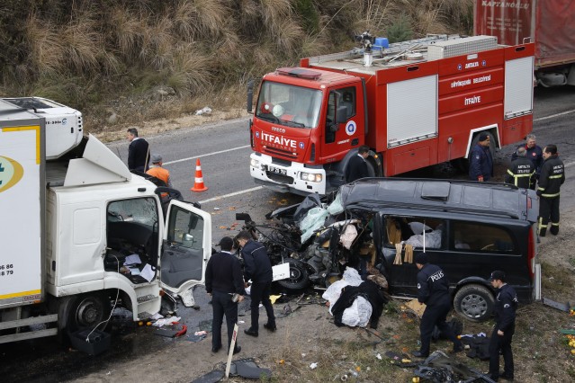 Antalya'nın Aksu ilçesinde bir kamyon ile midibüsün çarpışması sonucu meydana gelen trafik kazasında aynı aileden 3 kişi hayatını kaybetti, 2 kişi yaralandı. 
Kaza saat 09.00 sıralarında Antalya-Isparta karayolunun 3'üncü kilometresinde meydana geldi. Edinilen bilgiye göre, 32 yaşındaki Ersin Er, O7 N 1954 plakalı midibüsü ile annesi Saliha Er (61) babası Ekrem Er (61) ve kız kardeşi Semra Er'le (37) birlikte sabah saatlerinde Alanya'dan Isparta'ya doğru yola çıktı. Yolun 3'üncü kilometresinde Ersin Er idaresindeki midibüs, karşı yönden gelen bir pazarlama şirketine ait Cemil D., yönetimindeki 34 FU 1879 plakalı kamyon ile kafa kafaya çarpıştı. 
Kazayı gören diğer sürücüler, durumu polis ve sağlık ekiplerine bildirdi. Kazada her iki aracın sürücü bölümleri hurdaya dönerken kamyon sürücüsü sıkıştığı yerden itfaiye tarafından çıkarıldı. Cemil D., ile midibüsteki yolculardan Saliha Er, yaralı olarak hastaneye kaldırılırken, kazada Ersin Er, Ekrem Er ve Semra Er hayatını kaybetti.
Polisin geniş güvenlik önlemi aldığı kaza yerinde trafik tek şeritten kontrollü olarak sağlandı. Polisin çalışmasını tamamlamasının ardından midibüsteki cansız bedenler cenaze aracına alınarak otopsi için Antalya Adli Tıp Kurumu Morgu'na kaldırıldı. 
Er ailesinin Alanya'da turizm sektöründe faaliyet gösterdikleri öğrenildi. 
Araçların çekilmesinin ardından yol trafiğe açılırken, polis kazayla ilgili soruşturma başlattı.