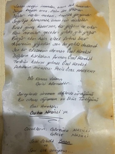 Aslen Konya Dedem'li olan, Hamburg'da doğup Alanya'da büyüyen Özel Harekatçı Coşkun Nazilli şehit oldu ve ardında bir çok güzel anı bıraktı.


Nusaybin'de çatışmalar sırasında, patlama anında ağır yaralanan ve kaldırıldığı hastanede şehit olan Özel Harekatçı Coşkun Nazilli, Nusaybin'e dilekçe vererek gönüllü olarak gitmişti. Bugün sabah saatlerinde şehit haberini alan Alanya Kadıpaşa Mahallesi'nde yaşayan aile fertler duyduklarına inanamadılar ve fenalık geçirdiler. 

Liseyi Alanya Lisesi'nde okuyan Coşkun Nazilli, o yıllarda bol kahkaha atan, neşeli biri olarak biliniyordu. Arkadaşlarının o yıllarda dediğine göre; aktif olarak spor ile ilgilenen ve sigara, alkol bağımlılığı asla olmayan bir kişiydi.

Coşkun Nazilli'nin 1 küçük bir oğlu ve kızı vardı.  Göktürk Nazilli ve Gökçe Nazilli... Babalarına son mektubunda 'seni çok seviyoruz baba, seni çok özledik' oldu.

Alanya'ya Şehit Abdullah Ümit Sercan'ı elleriyle getirmişti. Üzüntüsünün tarifi yoktu.

Ve Coşkun Nazilli, 1991 yılında Alanya'nın ilk triatleti olarak Avrupalı sporculara kök söktürmüştü.