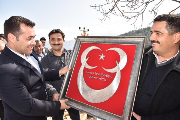 Alanya Belediye Başkanı Adem Murat Yücel, belirli araklılarla sürdürdüğü mahalle gezilerine dün de Bıçakçı, Üzümlü, Uğurlu, Akçatı ve Kızlcaşehir mahallelerinde devam etti. 

Mahallelerde büyük bir sevinçle karşılanan Başkan Yücel, “Alanya belediyesi kurumsal ve güçlü yapısı ile her noktaya hizmet verebilecek bir güce ulaşmıştır. Bütün bunları sizlerde mahallenizde belediyemizin yaptığı hizmetlerden görüyorsunuz.” diye konuştu.

 Birim amirleriyle Bıçakçı Mahallesinden başlayarak, Üzümlü, Uğurlu, Akçatı ve  Kızılcaşehir olmak üzere toplam 5 mahalleyi ziyaret eden Belediye Başkanı Yücel, muhtarlar ve vatandaşlarla tek tek görüşerek sorunları dinledi. 

“KURUMSAL VE GÜÇLÜ YAPIMIZLA HER YERE HİZMETLERİMİZİ ULAŞTIRIYORUZ”

Gezisinin ilk durağı olan Bıçakçı Mahallesi’nde muhtar ve vatandaşları tarafından yoğun ilgi ile karşılanan Belediye Başkanı Yücel, “Sizlerin ileriye dönük beklentilerini karşılamak ve sizlerle iç içe olmak için buradayız. Biz aynı yörenin insanlarıyız ve aynı kaderi paylaşıyoruz. Ben ve ekip arkadaşlarım sizlere hizmet edebilmek için elimizden gelen gayreti gösteriyoruz.” dedi. Başkan Yücel, daha sonra vatandaşlarla sohbet ederek, belediyenin merkez ve mahallelerdeki projeleri hakkında bilgi verdi. Alanya’yı geleceğe taşıyacak, güneş enerji santrali, kent meydanı, sosyal ve kültürel projeleri anlatan Başkan Yücel, “Alanya belediyesi kurumsal ve güçlü yapısı ile her noktaya hizmet verebilecek bir güce ulaşmıştır. Bütün bunları sizlerde mahallenizde yapılan hizmetlerden görüyorsunuz.” dedi.

Bıçakçı Mahallesi’nden sonra Üzümlü Mahallesi’ne geçen Başkan Yücel’i burada kalabalık bir vatandaş topluluğu karşıladı. Belediye Başkanı Yücel’i mahallerinde ağırlamaktan büyük mutluluk duyduğunu dile getiren Üzümlü Mahallesi Muhtarı Cemal Avcı, “23 yıllık muhtarım. 23 yılda alamadığımız hizmetleri 2 yılda aldık. Halkım adına Başkanımıza ve ekibine teşekkür ediyorum” diye konuştu.

UĞURLU MAHALLESİ MUHTARINDAN 3 HİLALLİ TEŞEKKÜR

Gezisinin üçüncü durağı olan Uğurlu Mahallesi’nde de coşkuyla karşılanan Başkan Yücel, burada vatandaşların sorunlarını dinledi. Mahalle Muhtarı Ahmet Sarı, Başkan Yücel’e mahallelerine yapılan hizmetlerden dolayı üzerinde Adem Murat Yücel yazılı üç hilal ve yıldız olan bir tabloyu hediye etti.

Sürpriz hediye için muhtara teşekkür eden Başkan Yücel, Alanya’nın milli ve kültürel değerlere sahip çıkma konusunda sayılı merkezlerden birisi olduğunu belirtti.
Mahalle gezisini Akçatı ve Kızılcaşehir mahallelerinde sürdüren Başkan Yücel, burada vatandaşlarla bir araya geldi.