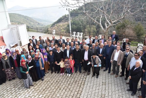 Alanya Belediye Başkanı Adem Murat Yücel, belirli araklılarla sürdürdüğü mahalle gezilerine dün de Bıçakçı, Üzümlü, Uğurlu, Akçatı ve Kızlcaşehir mahallelerinde devam etti. 

Mahallelerde büyük bir sevinçle karşılanan Başkan Yücel, “Alanya belediyesi kurumsal ve güçlü yapısı ile her noktaya hizmet verebilecek bir güce ulaşmıştır. Bütün bunları sizlerde mahallenizde belediyemizin yaptığı hizmetlerden görüyorsunuz.” diye konuştu.

 Birim amirleriyle Bıçakçı Mahallesinden başlayarak, Üzümlü, Uğurlu, Akçatı ve  Kızılcaşehir olmak üzere toplam 5 mahalleyi ziyaret eden Belediye Başkanı Yücel, muhtarlar ve vatandaşlarla tek tek görüşerek sorunları dinledi. 

“KURUMSAL VE GÜÇLÜ YAPIMIZLA HER YERE HİZMETLERİMİZİ ULAŞTIRIYORUZ”

Gezisinin ilk durağı olan Bıçakçı Mahallesi’nde muhtar ve vatandaşları tarafından yoğun ilgi ile karşılanan Belediye Başkanı Yücel, “Sizlerin ileriye dönük beklentilerini karşılamak ve sizlerle iç içe olmak için buradayız. Biz aynı yörenin insanlarıyız ve aynı kaderi paylaşıyoruz. Ben ve ekip arkadaşlarım sizlere hizmet edebilmek için elimizden gelen gayreti gösteriyoruz.” dedi. Başkan Yücel, daha sonra vatandaşlarla sohbet ederek, belediyenin merkez ve mahallelerdeki projeleri hakkında bilgi verdi. Alanya’yı geleceğe taşıyacak, güneş enerji santrali, kent meydanı, sosyal ve kültürel projeleri anlatan Başkan Yücel, “Alanya belediyesi kurumsal ve güçlü yapısı ile her noktaya hizmet verebilecek bir güce ulaşmıştır. Bütün bunları sizlerde mahallenizde yapılan hizmetlerden görüyorsunuz.” dedi.

Bıçakçı Mahallesi’nden sonra Üzümlü Mahallesi’ne geçen Başkan Yücel’i burada kalabalık bir vatandaş topluluğu karşıladı. Belediye Başkanı Yücel’i mahallerinde ağırlamaktan büyük mutluluk duyduğunu dile getiren Üzümlü Mahallesi Muhtarı Cemal Avcı, “23 yıllık muhtarım. 23 yılda alamadığımız hizmetleri 2 yılda aldık. Halkım adına Başkanımıza ve ekibine teşekkür ediyorum” diye konuştu.

UĞURLU MAHALLESİ MUHTARINDAN 3 HİLALLİ TEŞEKKÜR

Gezisinin üçüncü durağı olan Uğurlu Mahallesi’nde de coşkuyla karşılanan Başkan Yücel, burada vatandaşların sorunlarını dinledi. Mahalle Muhtarı Ahmet Sarı, Başkan Yücel’e mahallelerine yapılan hizmetlerden dolayı üzerinde Adem Murat Yücel yazılı üç hilal ve yıldız olan bir tabloyu hediye etti.

Sürpriz hediye için muhtara teşekkür eden Başkan Yücel, Alanya’nın milli ve kültürel değerlere sahip çıkma konusunda sayılı merkezlerden birisi olduğunu belirtti.
Mahalle gezisini Akçatı ve Kızılcaşehir mahallelerinde sürdüren Başkan Yücel, burada vatandaşlarla bir araya geldi.