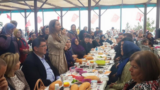 Ak Parti Alanya Kadın Kolları 8 Mart Dünya Kadınlar günü için haftasonu piknik etkinliği düzenledi.

Ak Parti Kadın Kolları Başkanı Şükran Aslan Çalık'ın öncülüğünde kadınlar gününe özel Konaklı Teras'ta piknik düzenlendi. Ak Parti Antalya Milletvekili Gökçen Özdoğan Enç, Ak Parti Alanya İlçe Başkanı Mustafa Berberoğlu ve Ak Parti Gençlik Kolları Başkanı Alaaddin Işık'ın da katıldığı kalabalık programda sohbetlerin yanı sıra eğlenceli dakikalar da oldu. Şükran Çalık 'Programımıza katılan milletvekilimize, ilçe başkanımıza ve gençlik kolları başkanımıza teşekkür ediyorum, güzel bir gün geçirdik, bu coşkulu kalabalık bizi yüreklendirdi. Bütün misafirlerimize de katılımlarından dolayı teşekkür ederim.' dedi.

Pikniğin ardından Ak Parti Alanya İlçe Teşkilatı Yönetimi ve  Ak Partililer, Milletvekili Gökçe Özdoğan Enç ile birlikte Alanya'nın 102 mahallesini gezerek, halk ile buluştular.